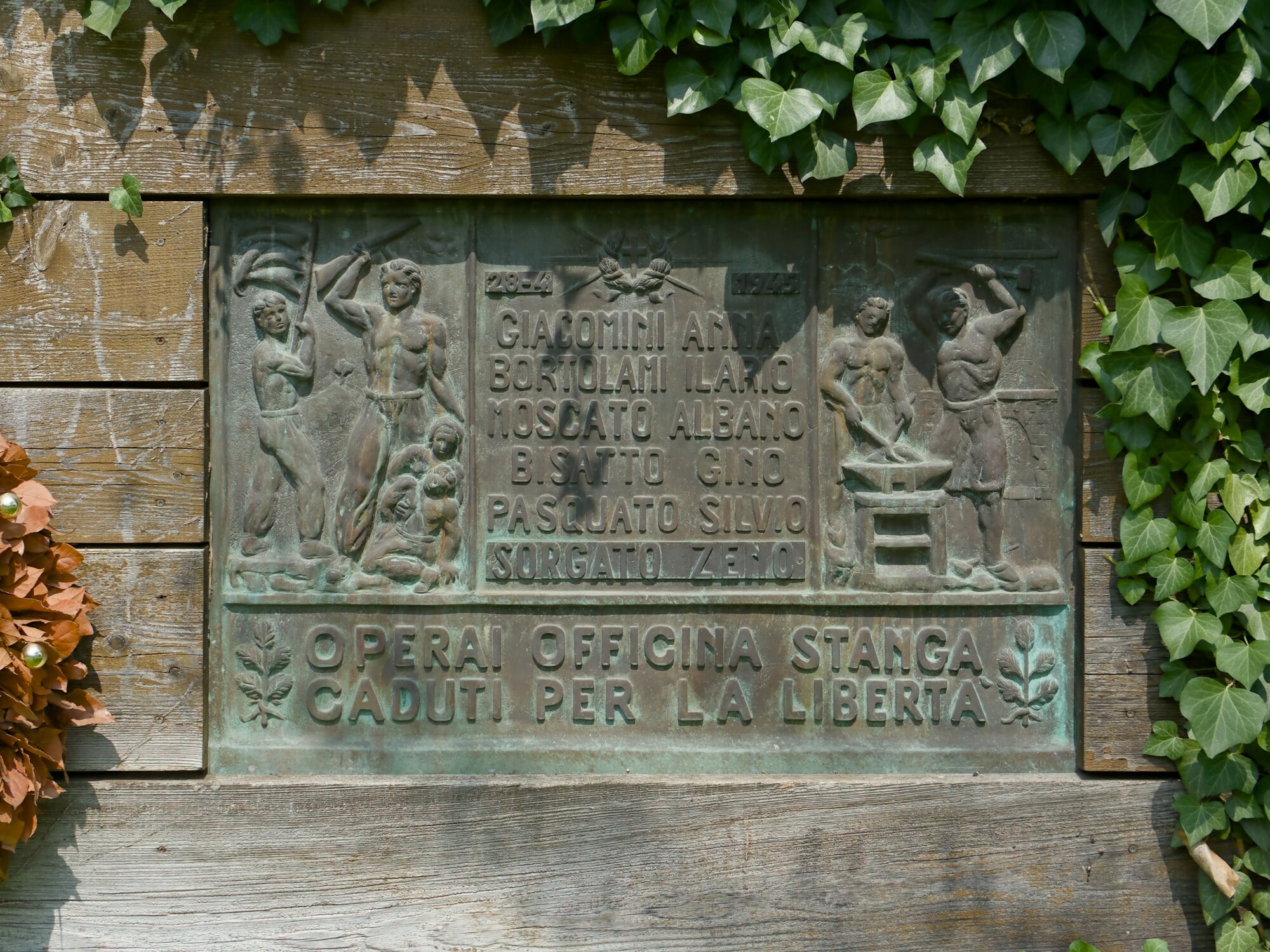 Antonio Voltan, targa in bronzo dedicata agli operai dell'Officina Stanga caduti per la libertà, post 1945, Parco d'Europa, via Venezia 40, Padova
