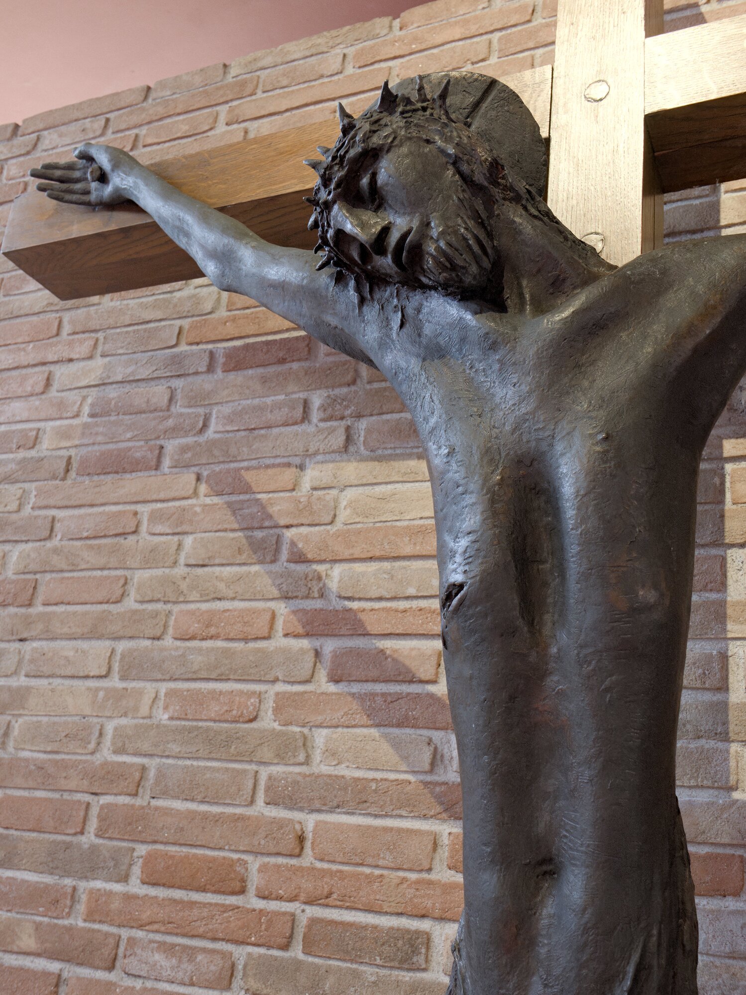 Luigi Strazzabosco, Crocifisso, 1972, chiesa del Complesso socio-sanitario ai Colli, ex Ospedale psichiatrico (Sergio Pasqualotto, 1956), via dei Colli 4, Padova. [Qui collocata nel 2022, l'opera si trovava originariamente all'ospedale di Monselice]