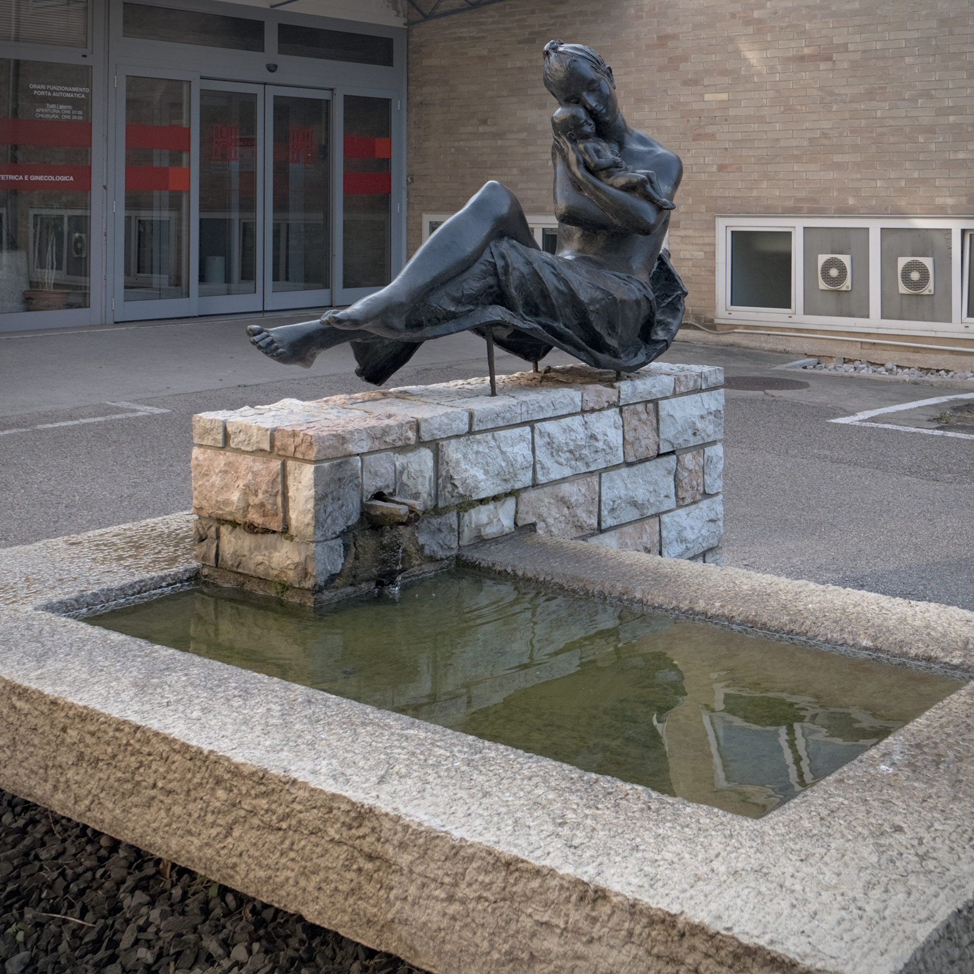 La fontana con la *Maternità* di Sartori presso l’ingresso alla clinica ostetrico-ginecologica (Giulio Brunetta con Daniele Calabi, 1953-56), via Nicolò Giustiniani 3, Padova