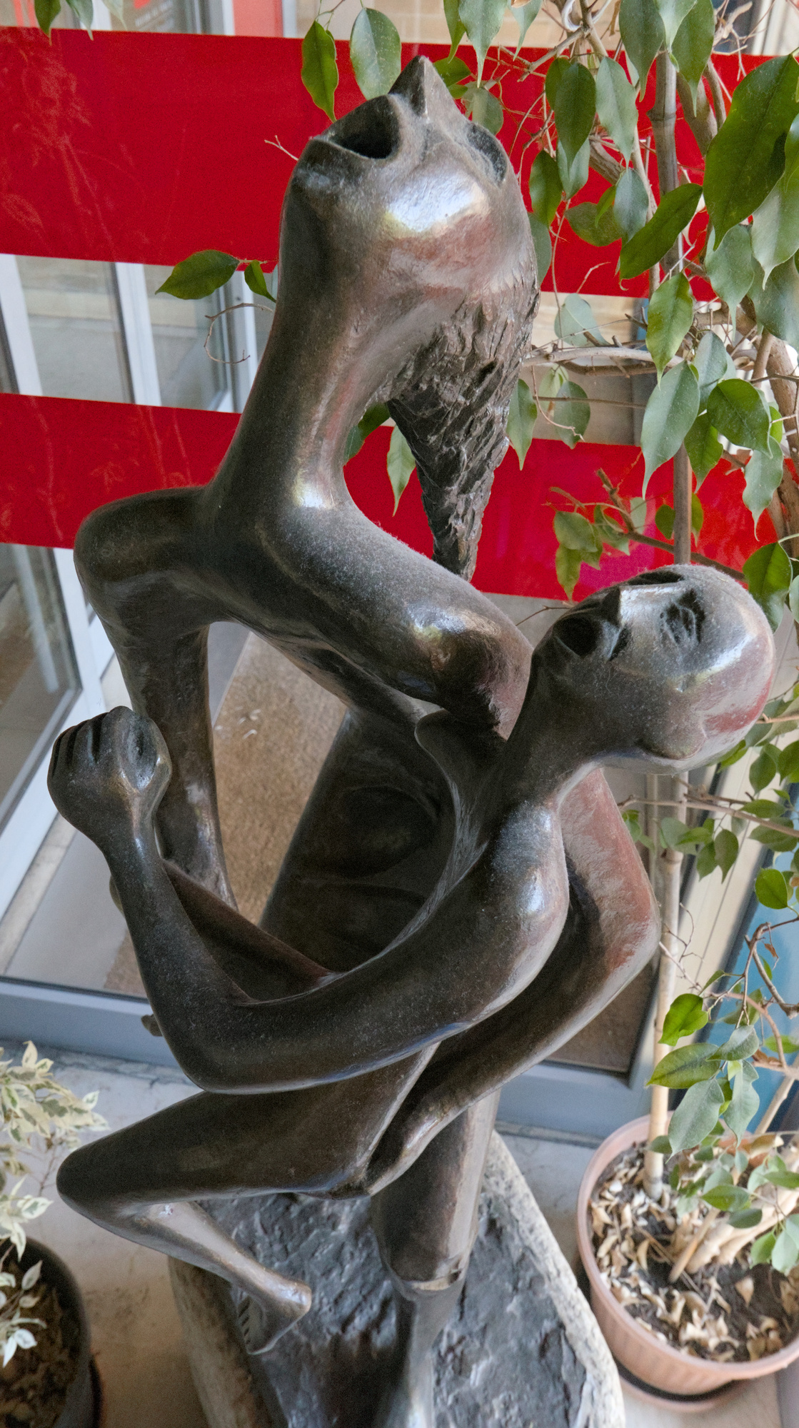 Claudio Trevisan (Trevi), *Maternità*, statua in bronzo, anni cinquanta, atrio della clinica ostetrico-ginecologica (Giulio Brunetta con Daniele Calabi, 1953-56), via Nicolò Giustiniani 3, Padova