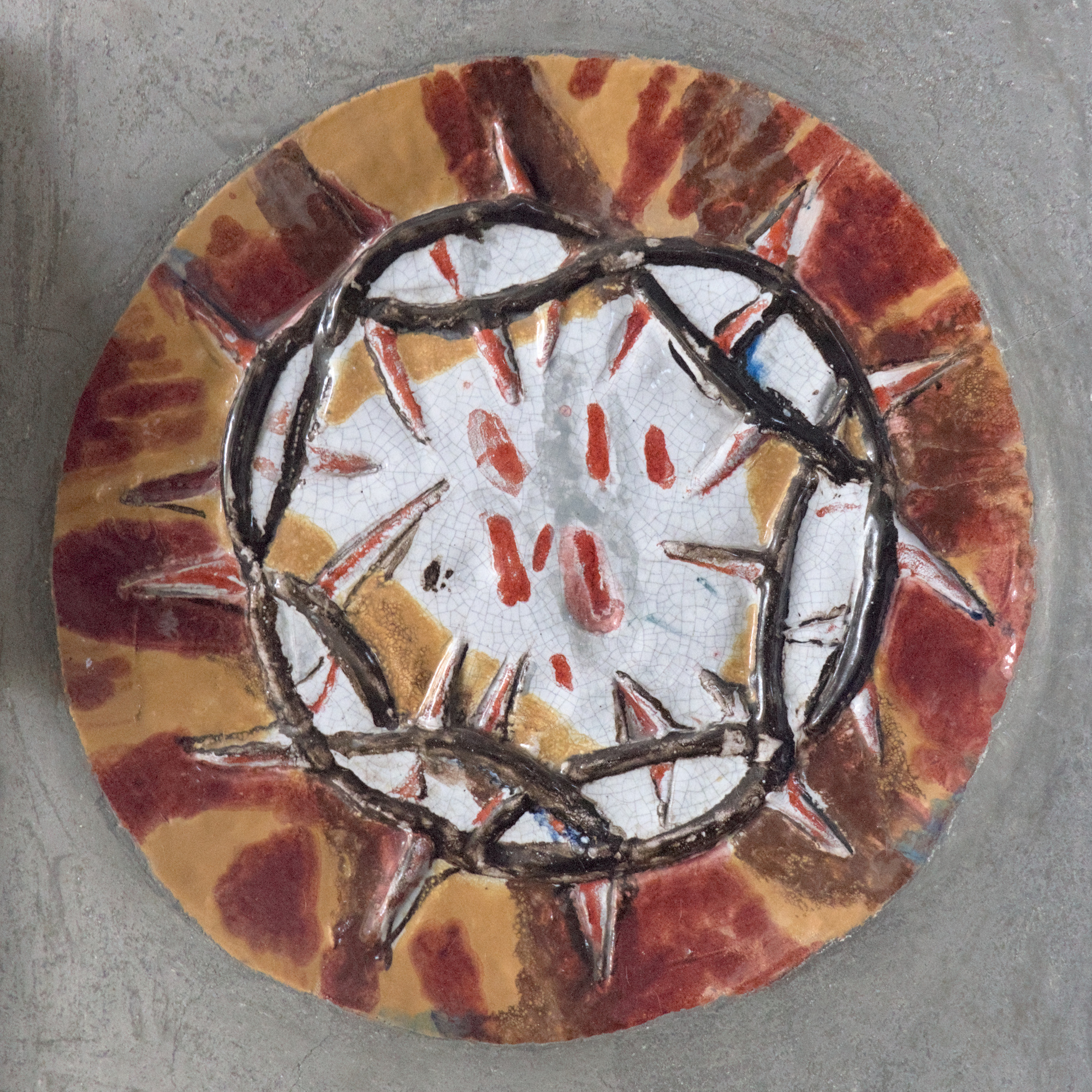 Bruno Saetti, formella in ceramica, 1958, stipiti della porta d’accesso alla cappella della clinica ostetrico-ginecologica (Giulio Brunetta con Daniele Calabi, 1953-56), via Nicolò Giustiniani 3, Padova