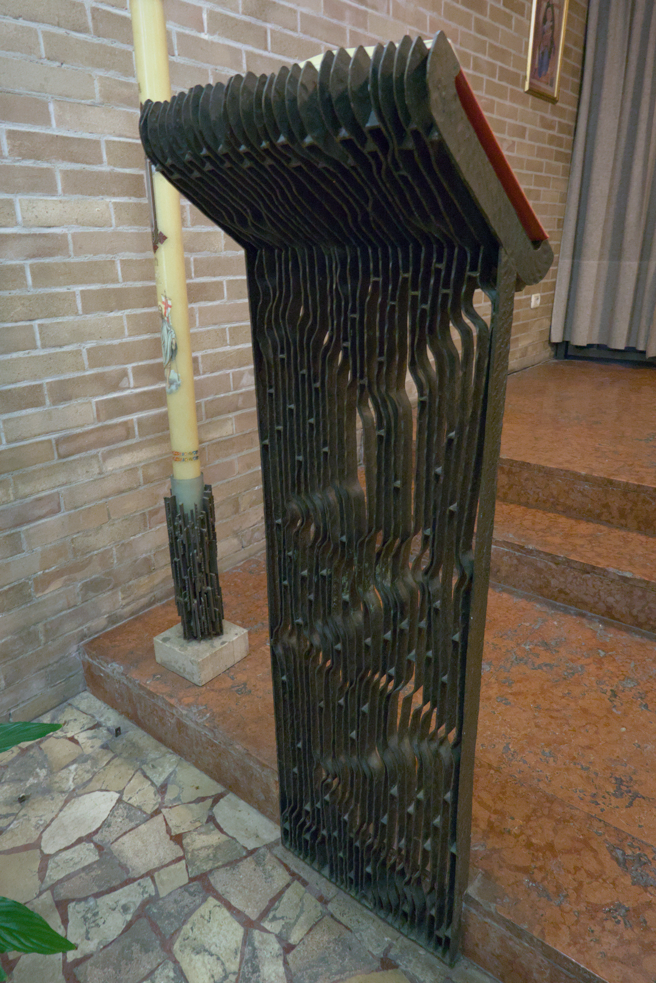 Autore non identificato [Toni Benetton?], candeliere e leggio in metallo, cappella della clinica ostetrico-ginecologica (Giulio Brunetta con Daniele Calabi, 1953-56), via Nicolò Giustiniani 3, Padova