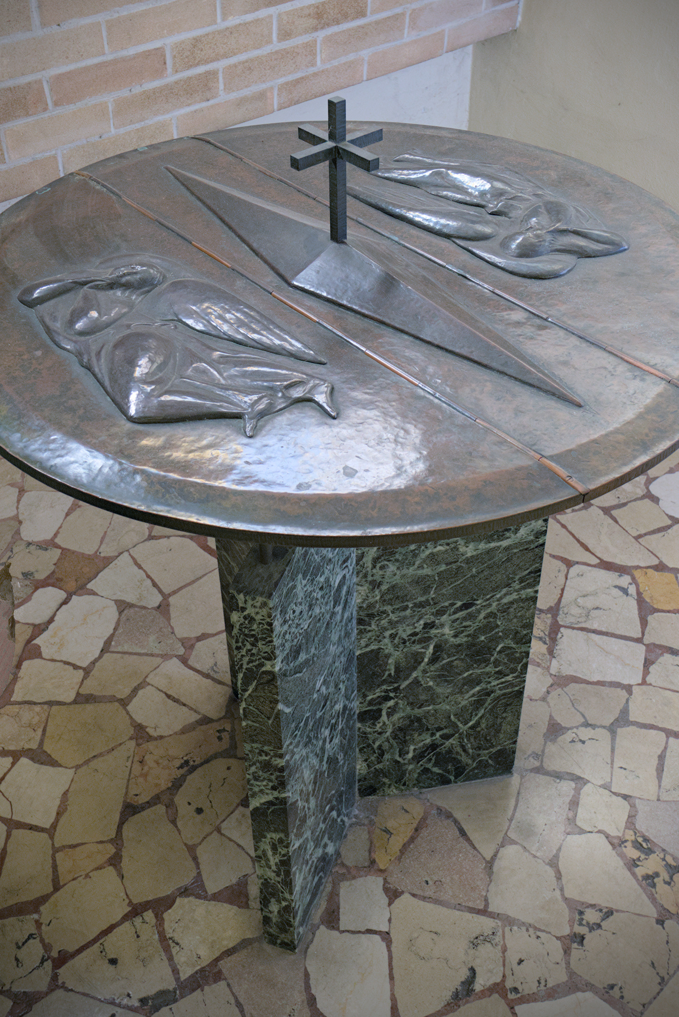Mario Pinton, fonte battesimale in marmo cipollino e rame a sbalzo (1955), cappella della clinica ostetrico-ginecologica (Giulio Brunetta con Daniele Calabi, 1953-56), via Nicolò Giustiniani 3, Padova