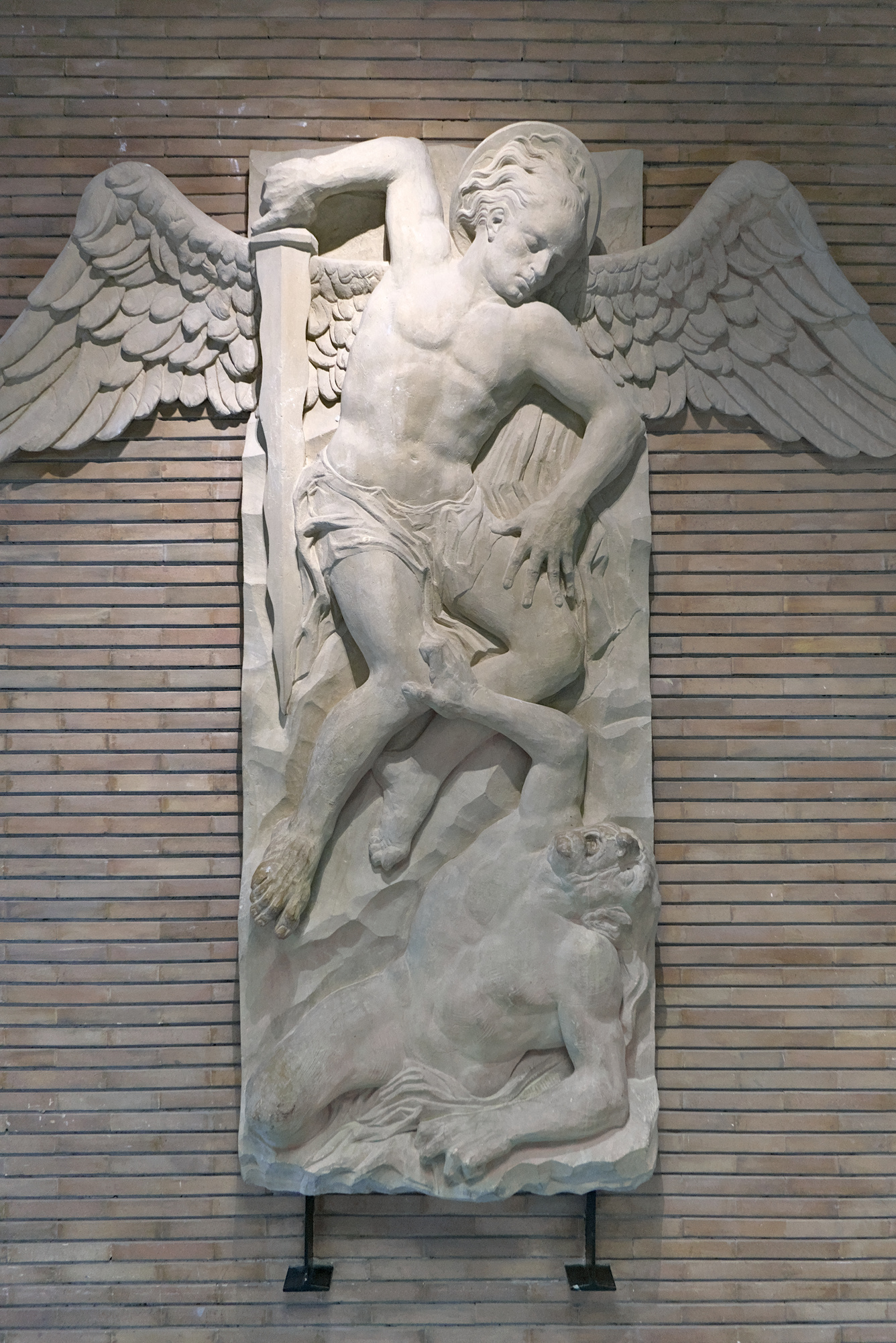 Amleto Sartori, *L'arcangelo San Michele*, altorilievo in pietra, 1950, istituto di radiologia dell'ospedale civile, via Nicolò Giustiniani 3, Padova