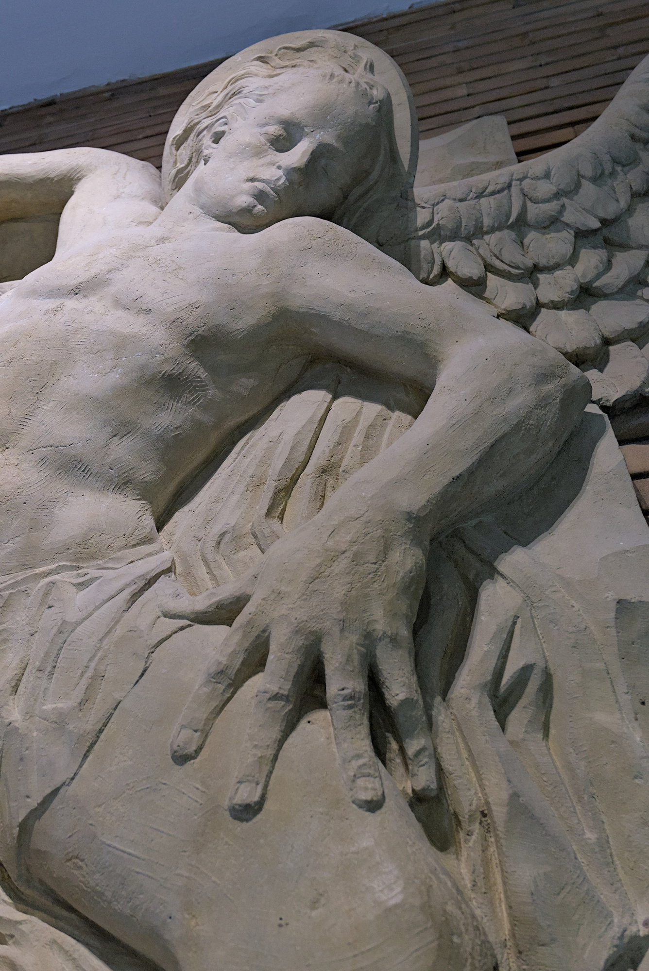 Amleto Sartori, *L'arcangelo San Michele*, altorilievo in pietra, 1950, istituto di radiologia dell'ospedale civile, via Nicolò Giustiniani 3, Padova