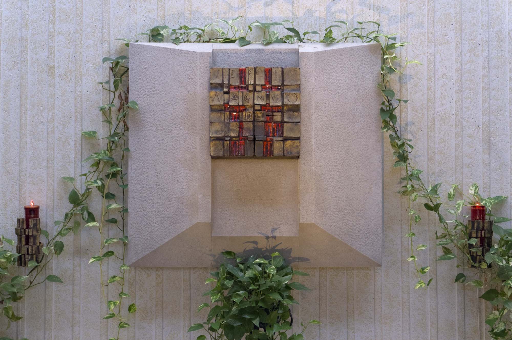 Mario Pinton, candelieri e tabernacolo in pietra, metallo e smalti, cappella del complesso clinico-ospedaliero (Giulio Brunetta, 1967), via Giustiniani 2, Padova
