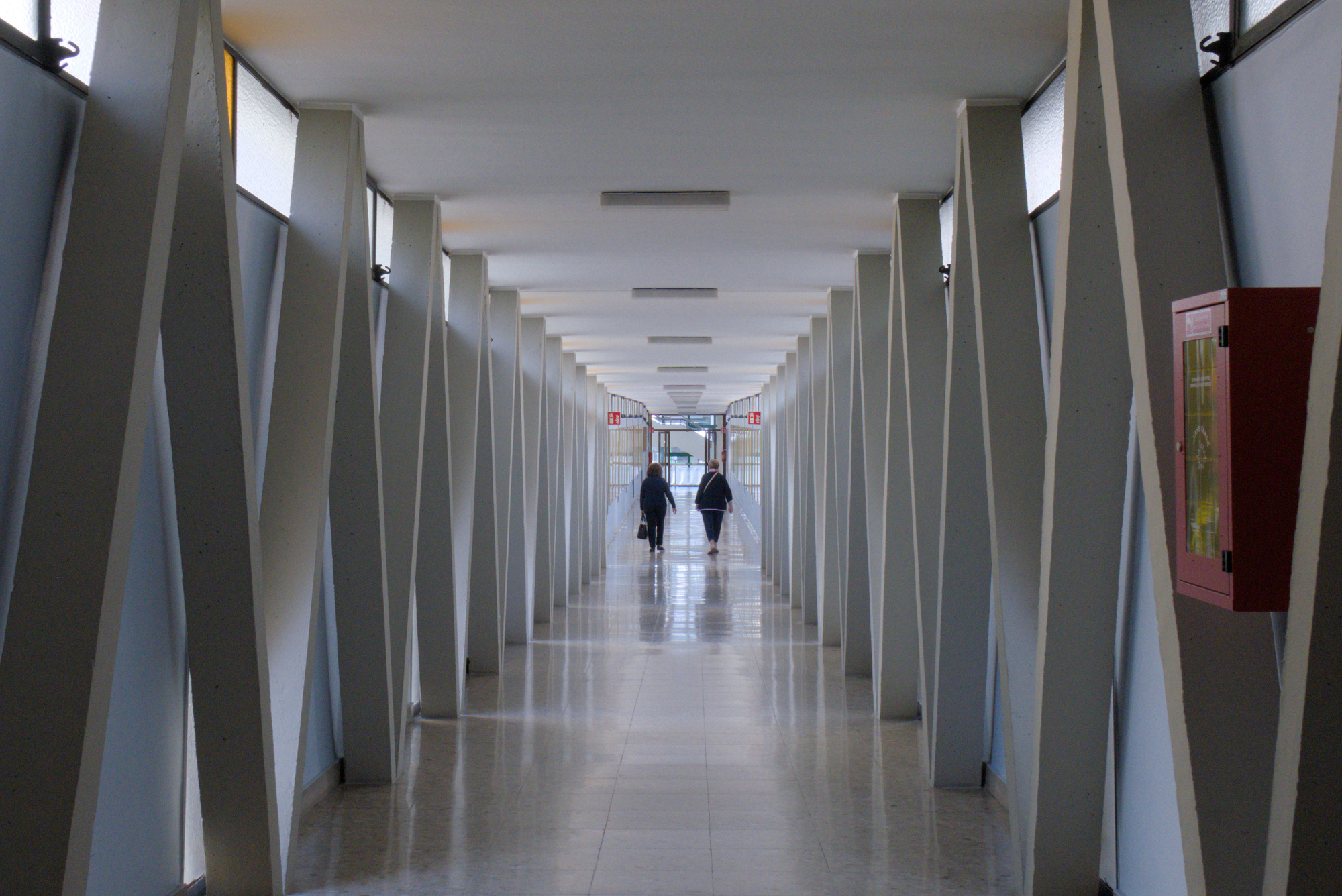 Giulio Brunetta, corridoio di accesso alla cappella del Complesso Clinico Ospedaliero, 1967, via Giustiniani 2, Padova