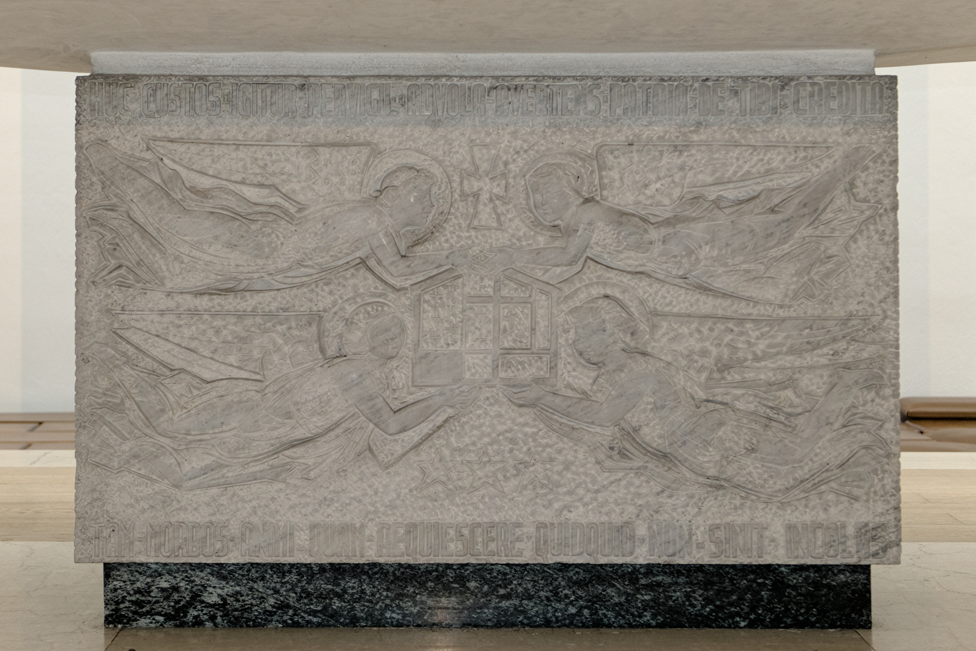 Amleto Sartori, quattro angeli sorreggono il modello della chiesa, paliotto in pietra di Vicenza, 1957, chiesa dei Santi Angeli Custodi (Giulio Brunetta, 1954-57), via Scuole 6, Padova