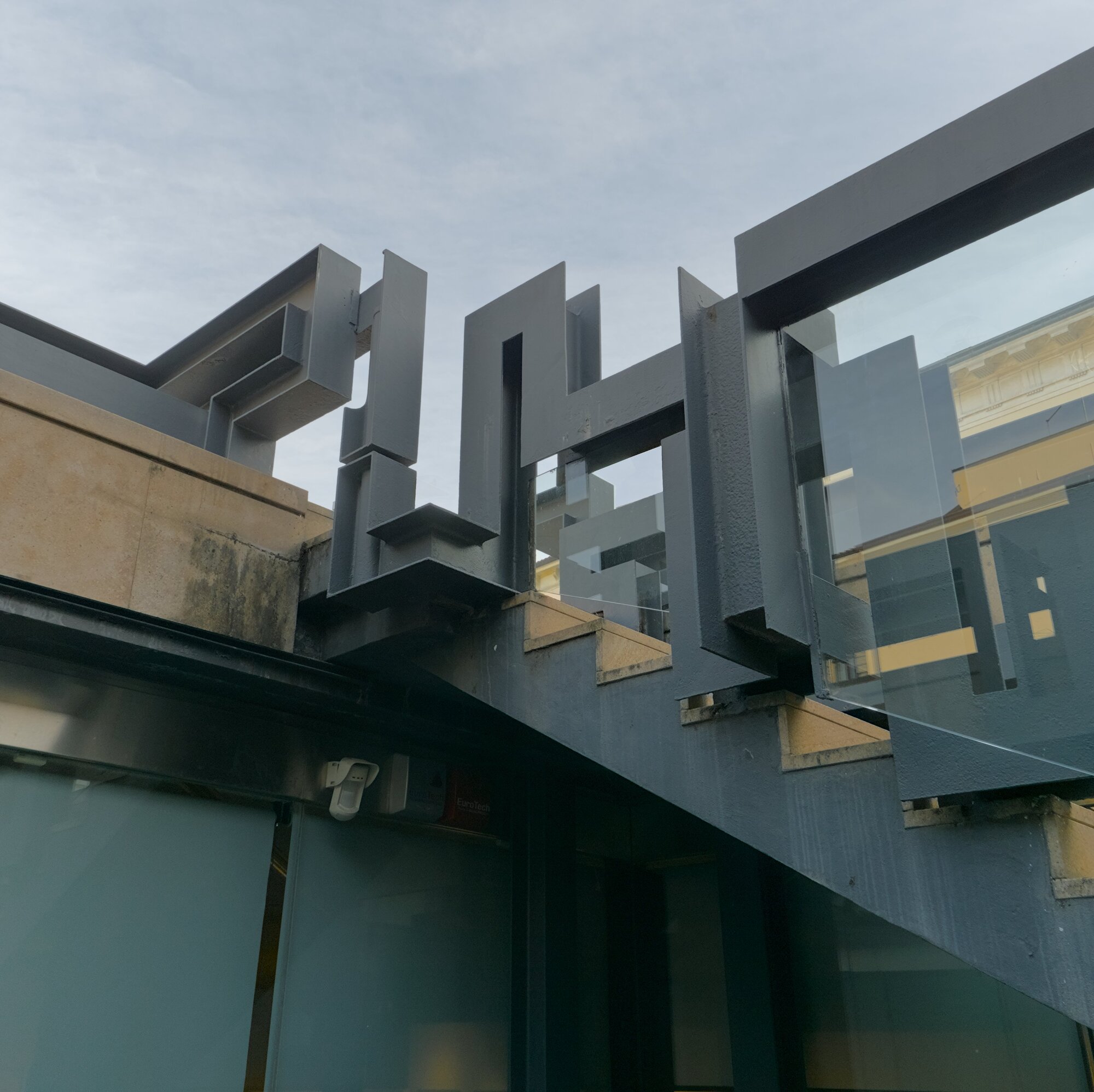 Sergio Caramel, balaustra del vano della scala di accesso alla Galleria Cavour, putrelle in acciaio, 1968-73, piazza Camillo Benso Conte di Cavour, Padova