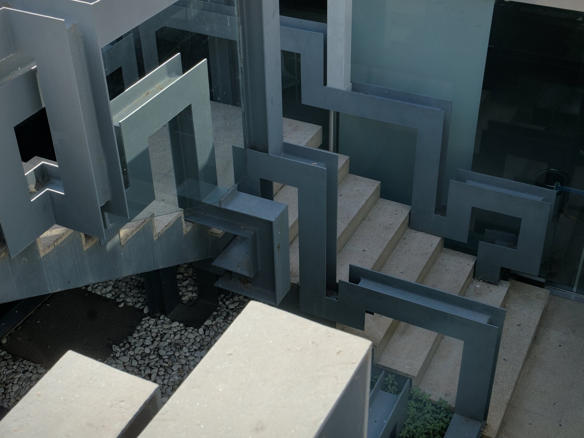 Sergio Caramel, balaustra del vano della scala di accesso alla Galleria Cavour, putrelle in acciaio, 1968-73, piazza Camillo Benso Conte di Cavour, Padova