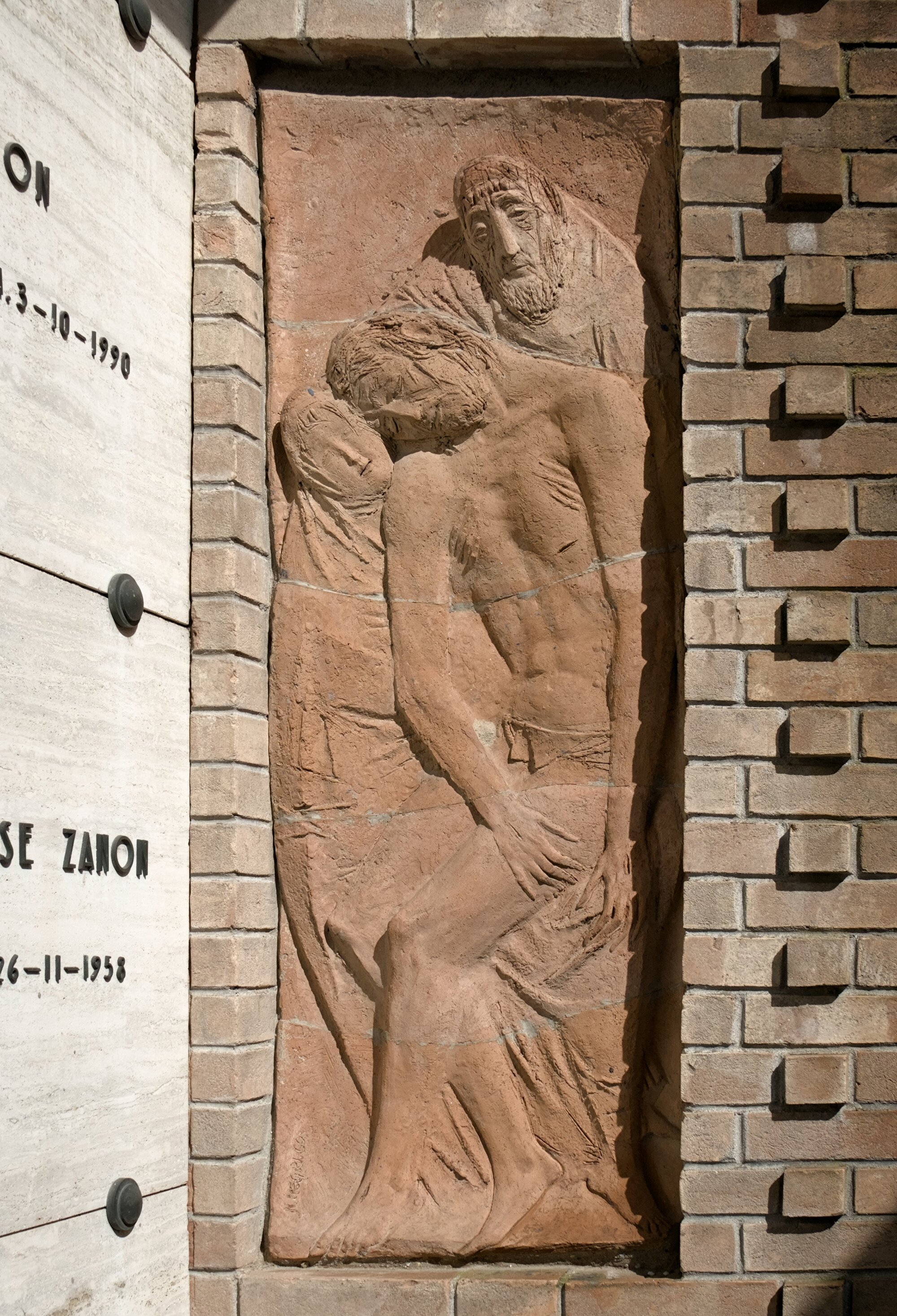 Nerino Negri, basorilievo in cotto, cappella funeraria della famiglia Zanon, Cimitero Arcella, via Beata Elena Enselmini 15, Padova