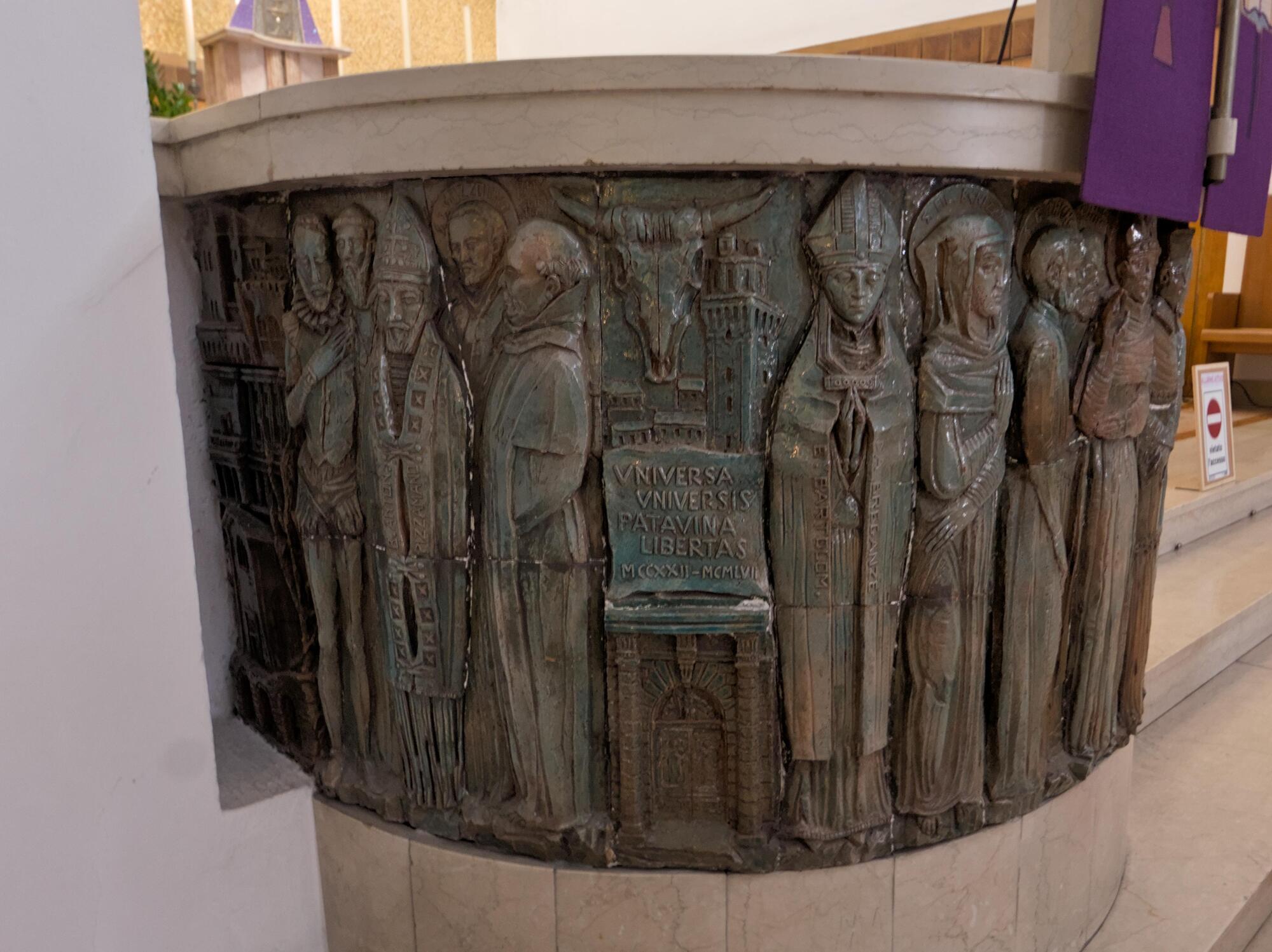 Amleto Sartori, *I Santi laureati dell'Università di Padova*, paliotto in maiolica, 1957, chiesa di Sant’Alberto Magno e dei Santi studenti dell’Università di Padova (Giovanni Zabai, 1956-5), via Guglielmo Marconi, Padova