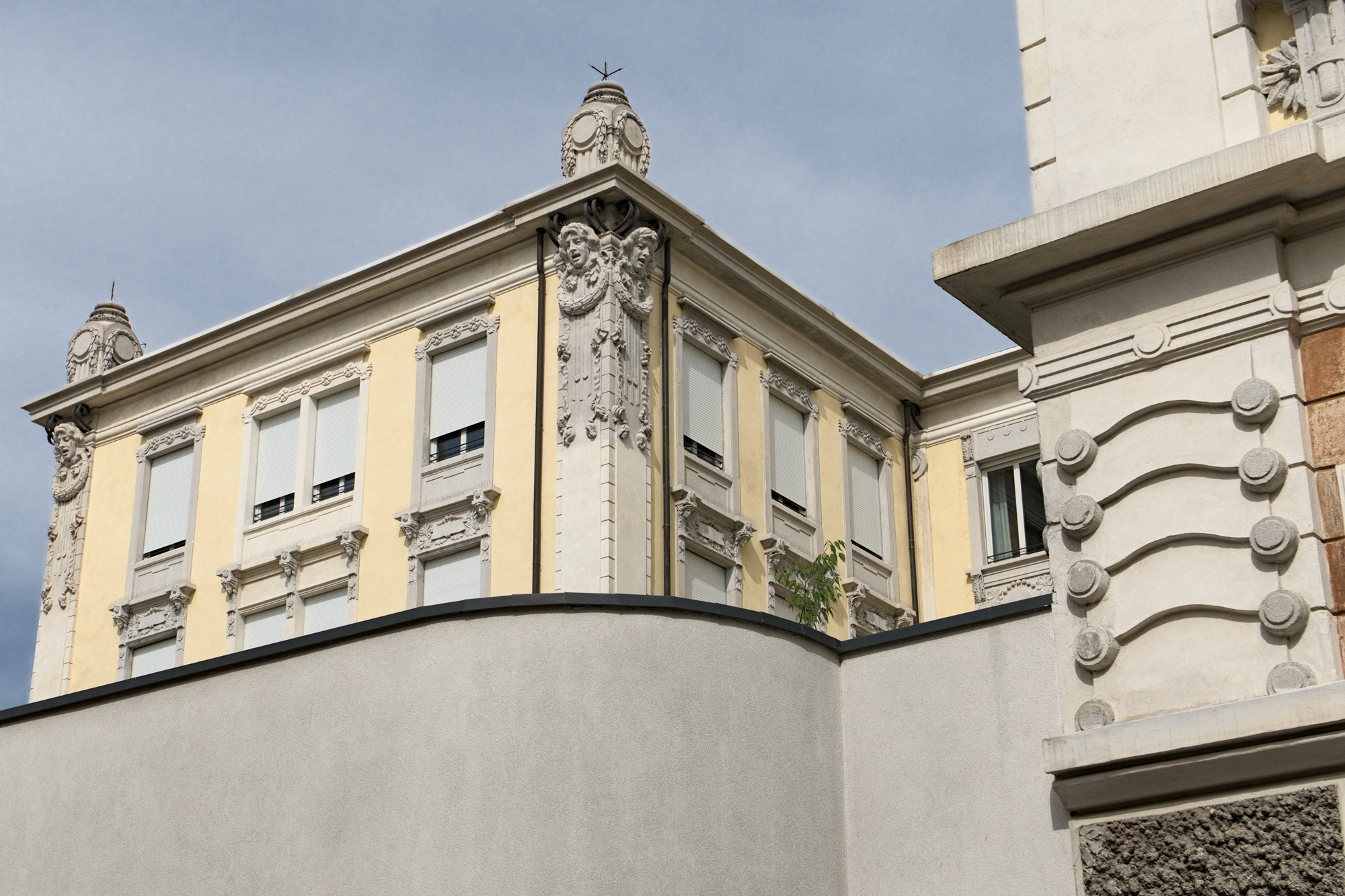 Gino Peressutti, decorazioni al pensionato universitario Francesco Petrarca o Antonianum, via Donatello 24, Padova (Gino Peressutti, 1906)
