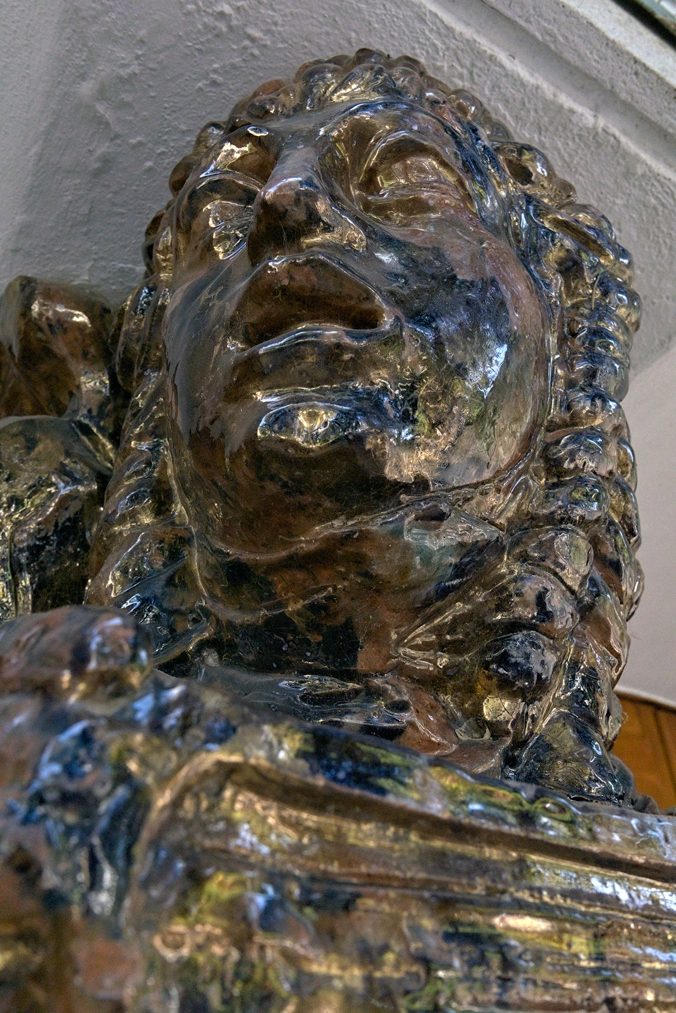 Amleto Sartori, l’evangelista Matteo, 1958, mensola della pensilina all'ingresso della chiesa di Sant’Alberto Magno e dei Santi studenti dell’Università di Padova (Giovanni Zabai, 1956-58), via Guglielmo Marconi, Padova