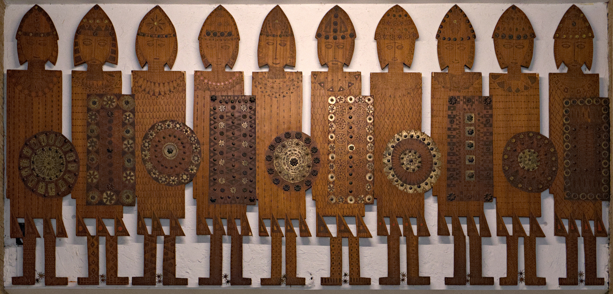Gianmaria Potenza, *10 guerrieri*, legno pirografato e metallo, 1961-62, galleria Duomo, Padova