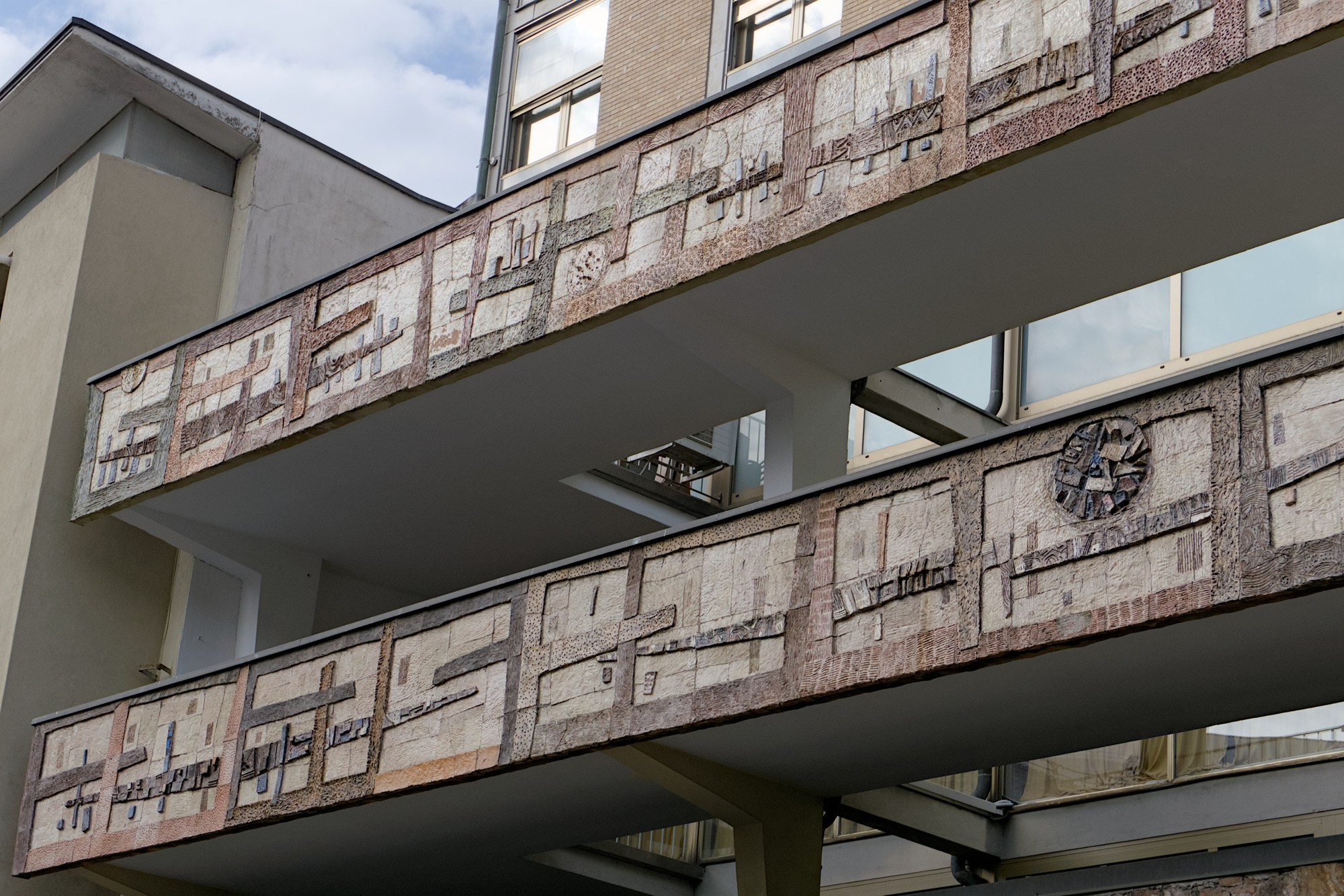 Elio Schiavon, lungo fregio in ceramica, 1956, Torre Medoacense (Giulio Brunetta, 1956), largo Europa, Padova