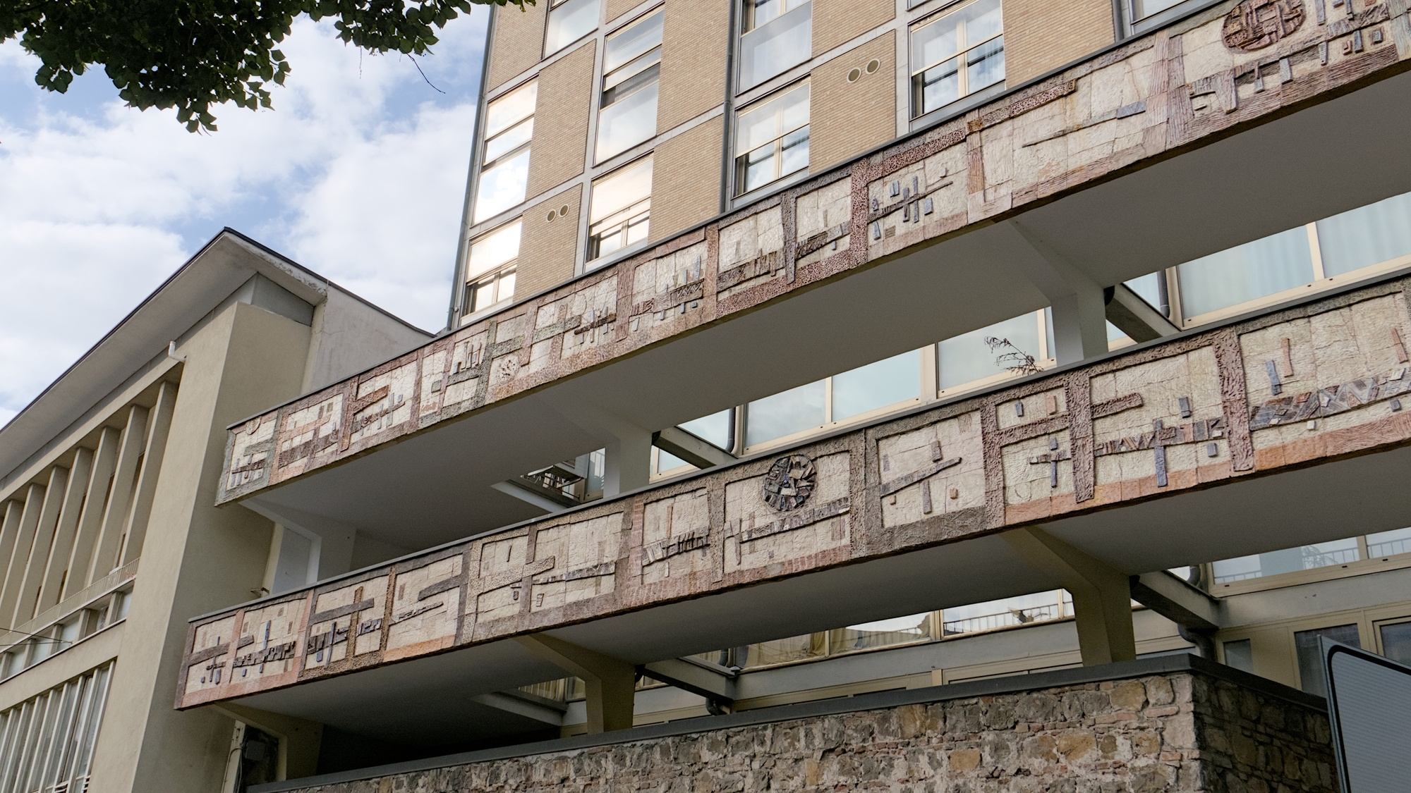 Elio Schiavon, lungo fregio in ceramica, 1956, Torre Medoacense (Giulio Brunetta, 1956), largo Europa, Padova