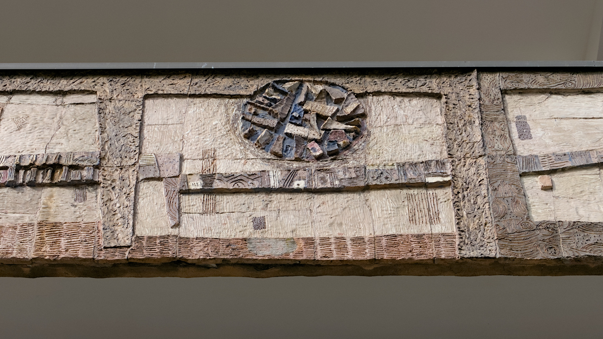 Elio Schiavon, lungo fregio in ceramica, 1956, Torre Medoacense (Giulio Brunetta, 1956), largo Europa, Padova