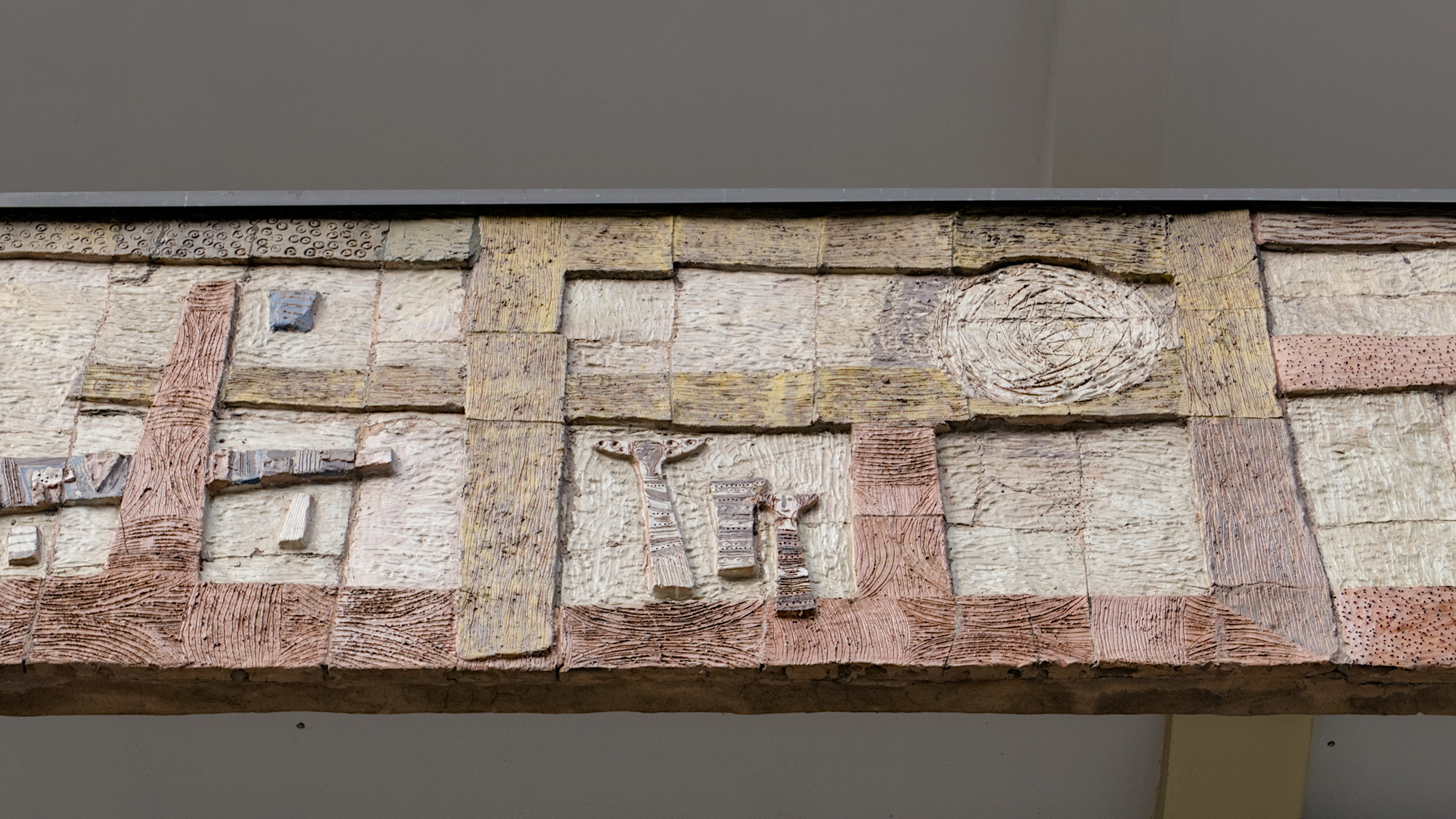 Elio Schiavon, lungo fregio in ceramica, 1956, Torre Medoacense (Giulio Brunetta, 1956), largo Europa, Padova