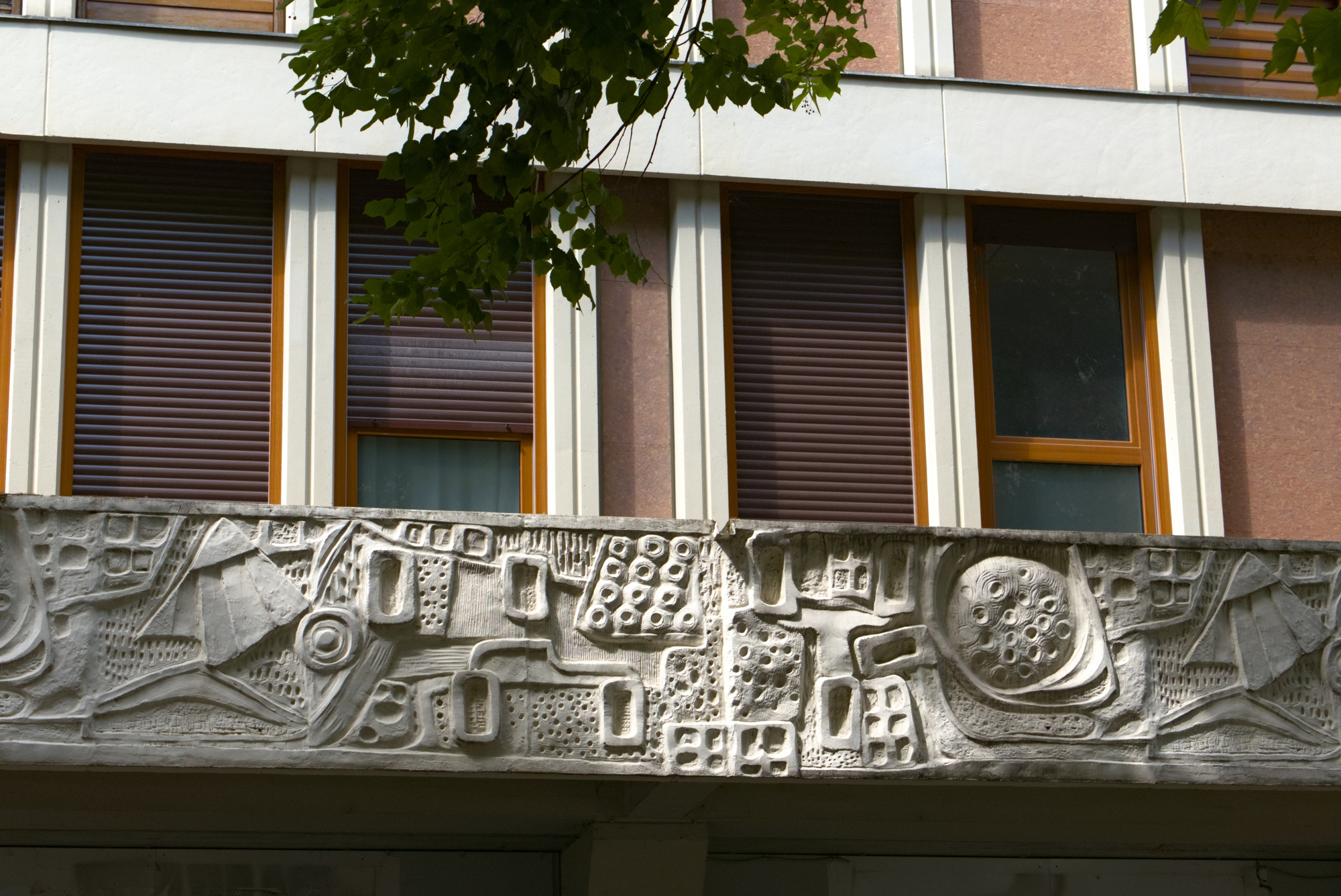 Antonio (Toni) Strazzabosco, parapetto a moduli in bassorilievo, anni settanta, riviera dei Mugnai, via Matteotti, piazzetta Amleto Sartori, Padova