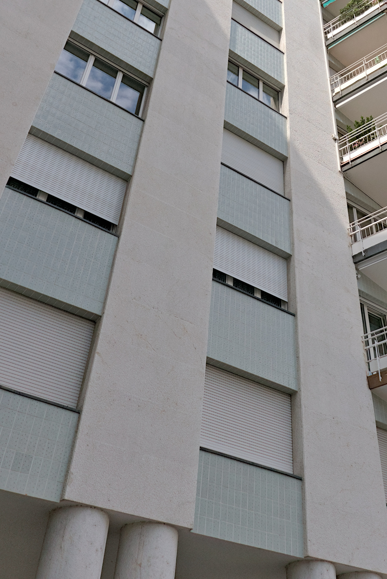 Giuseppe Santomaso (Bepi Sanso) (manifattura: Guerra-Gregorj), rivestimento maiolicato all'esterno di palazzo Antenore (Renato Iscra), 1949-52, facciata su Piazza Insurrezione, Padova