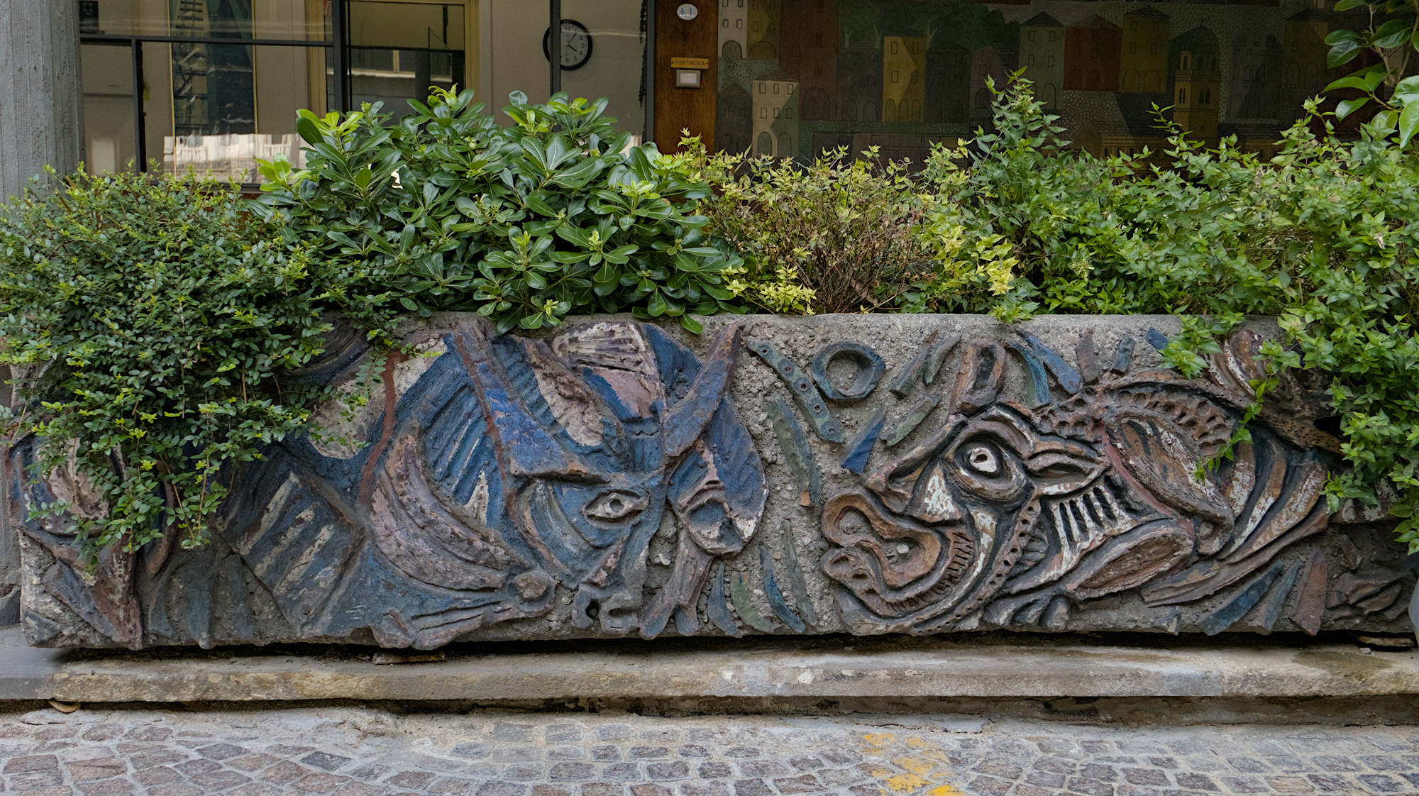 Elio Schiavon, fioriera in calcestruzzo e ceramica a palazzo Quirinetta (Giulio Brunetta, 1952-57), Piazza Insurrezione, Padova