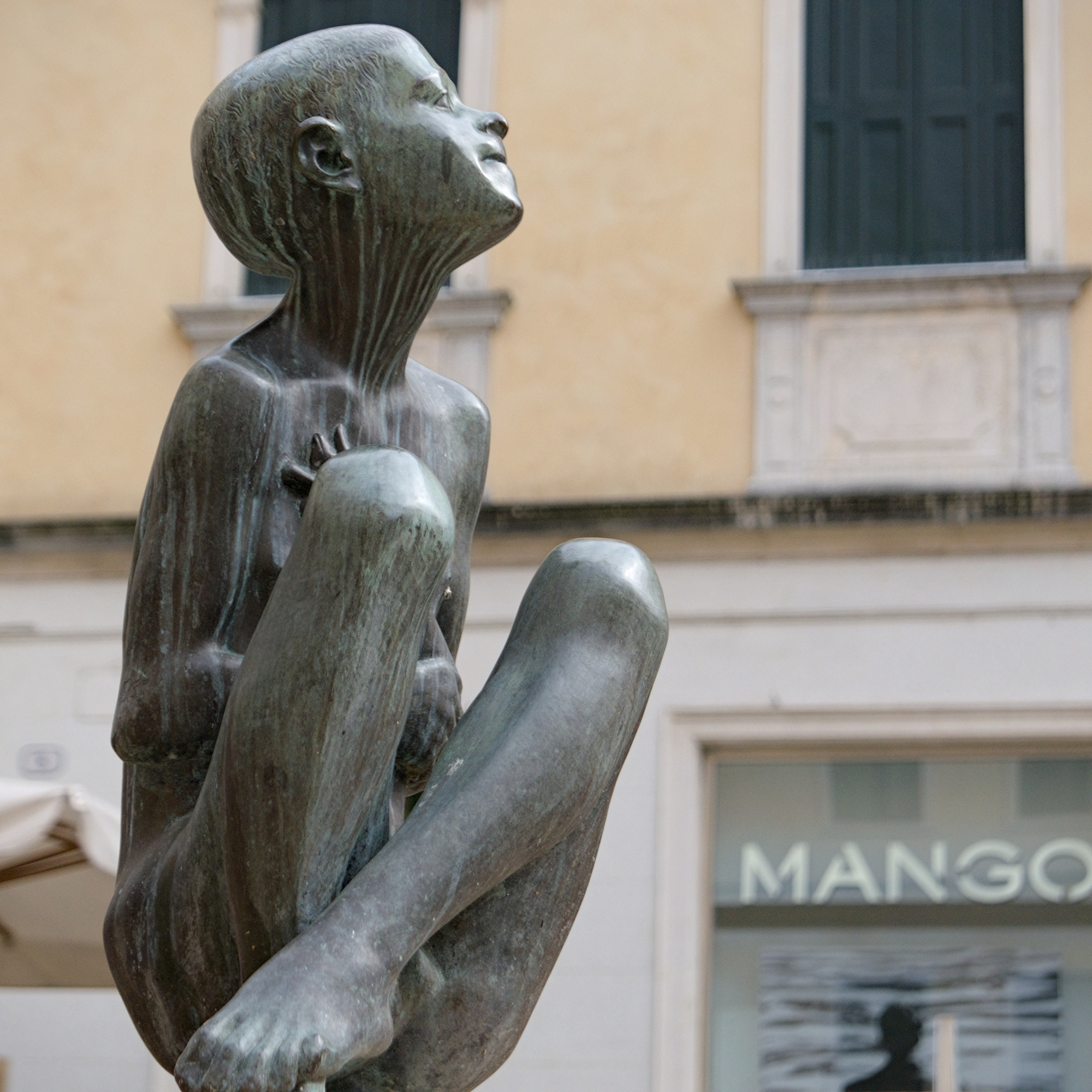 Amleto Sartori, *Tobiolo*, tuttotondo in bronzo, 1958, fontana (Francesco Mansutti, 1972) in piazzetta Garzeria, Padova