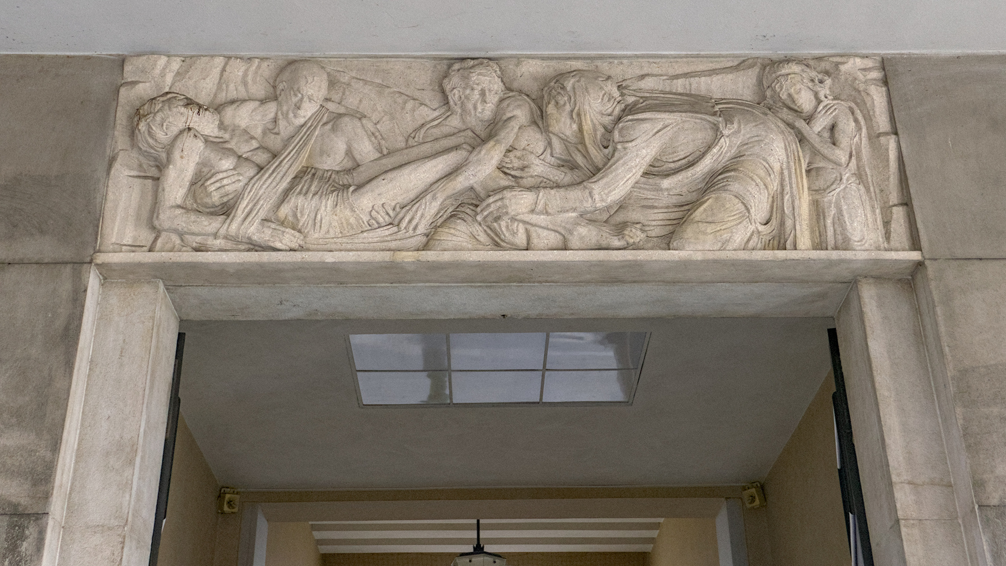 Amleto Sartori, *Pietà*, pietra di Vicenza, 1941, palazzo Bo, via S. Francesco, Padova