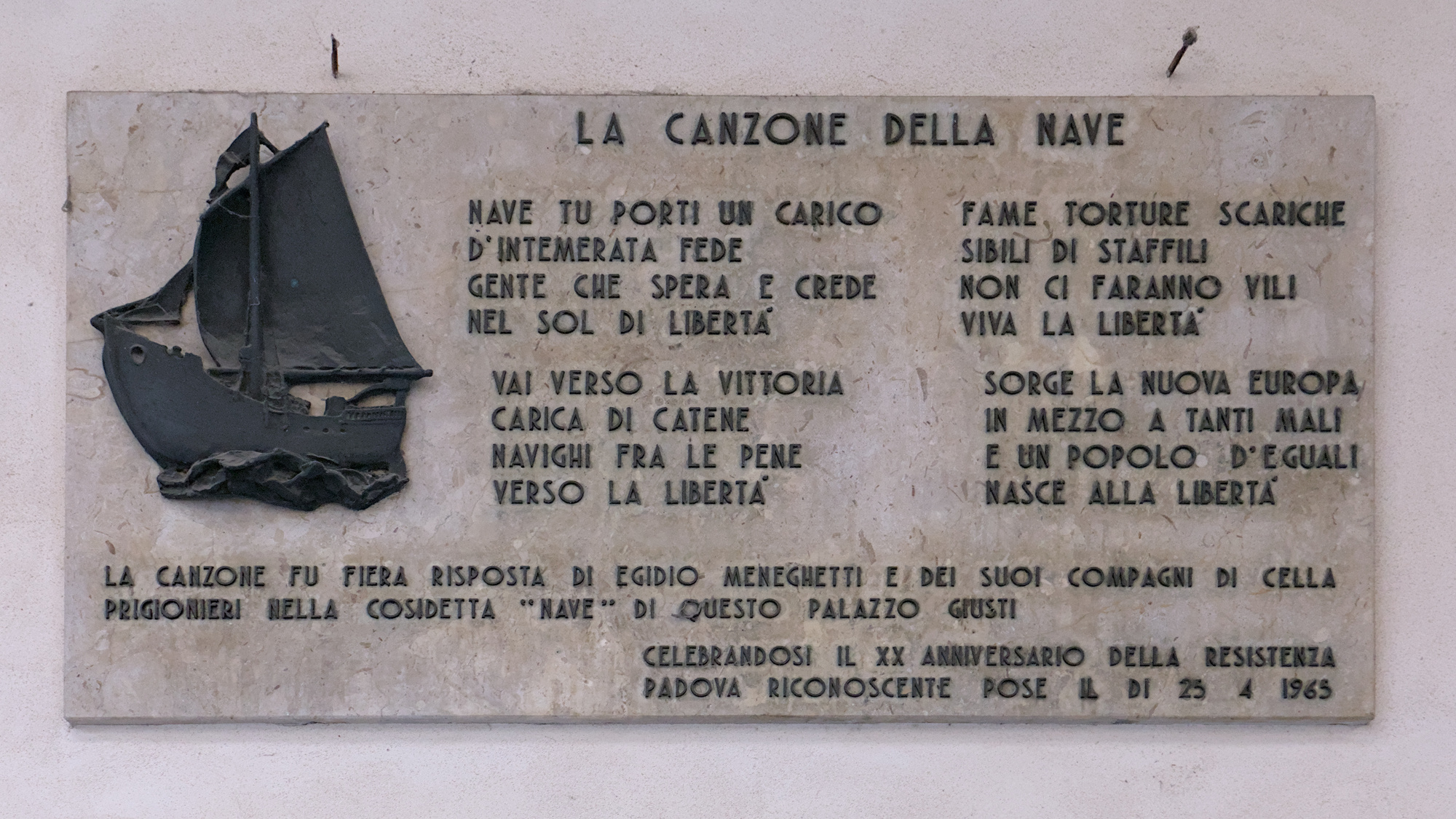 Carlo Mandelli, *La Nave*, bassorilievo in bronzo, 1965, via S. Francesco, Padova