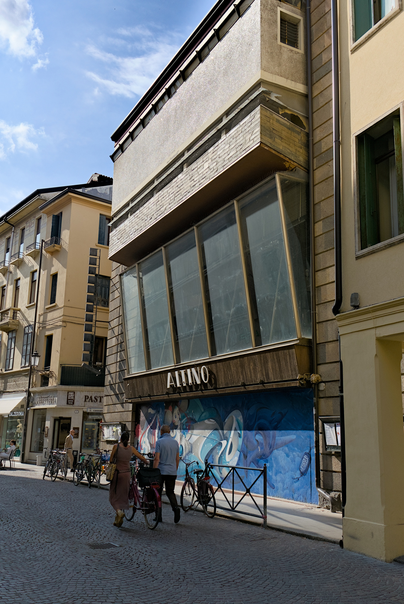 Cinema Altino (Quirino De Giorgio, 1946-1951), via Altinate, Padova. La decorazione a graffito del soffitto del foyer della galleria, visibile dalla strada grazie alla vetrata inclinata, fu eseguita da Sartori. Oggi in abbandono e inaccessibile.