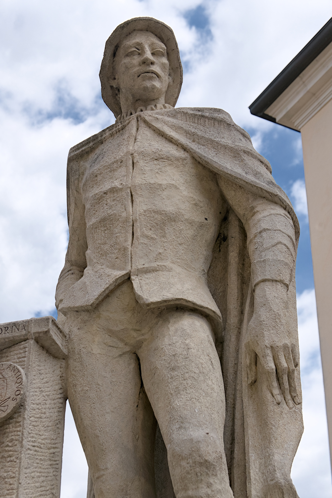 Amleto Sartori, *Angelo Beolco detto il Ruzante*, pietra di Nanto, 1958, piazzetta Lucia Valentini Terrani, Padova. Originariamente concepita per completare la sequenza di statue in Prato della Valle