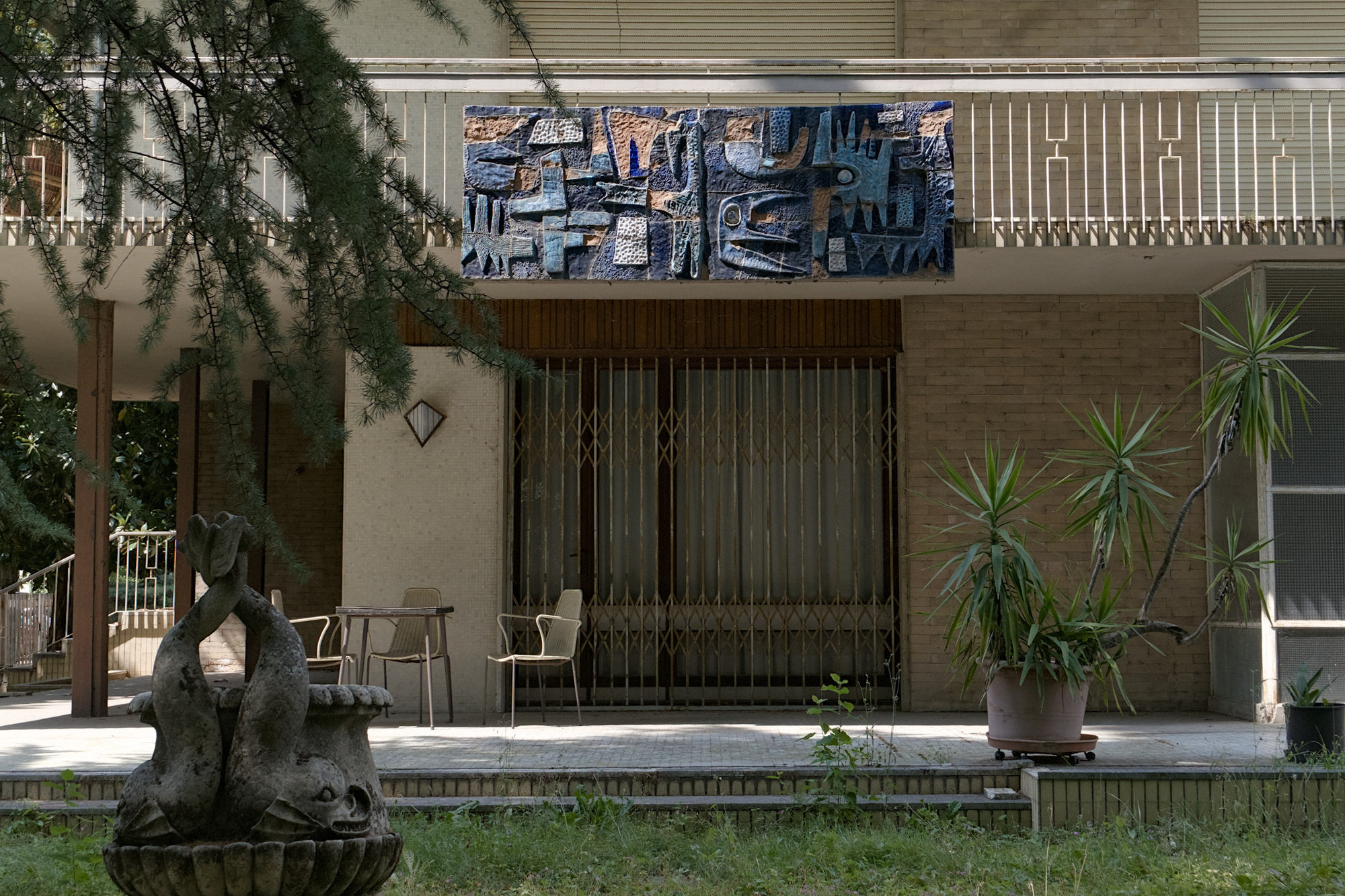 Elio Schiavon [attribuzione su comunicazione a voce del figlio Luca Schiavon; in Pietrogrande 2023 attribuito a Nereo Boaretto su comunicazione del nipote Luca Boaretto], pannello a finitura del parapetto del terrazzo di una villa (Ervino Wetzl, 1959-62), angolo tra le vie Marco Polo e Guglielmo Marconi a Città Giardino, Padova