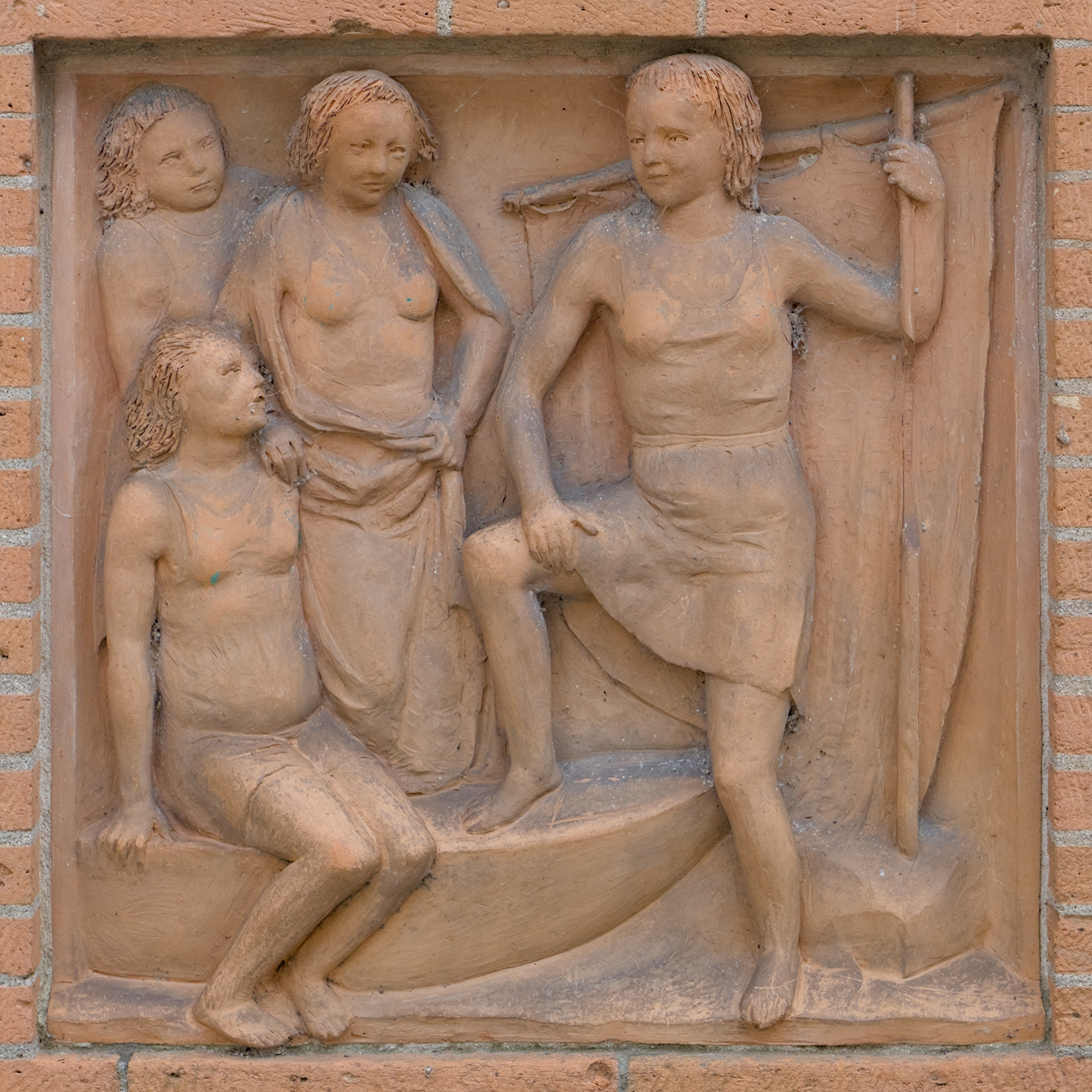 Autore non identificato [Paolo Boldrin?], formelle in cotto che contornano l’ingresso all’edificio ex Casa della Giovane Italiana di Padova in via Diaz (Francesco Mansutti e Gino Miozzo, 1933-34)