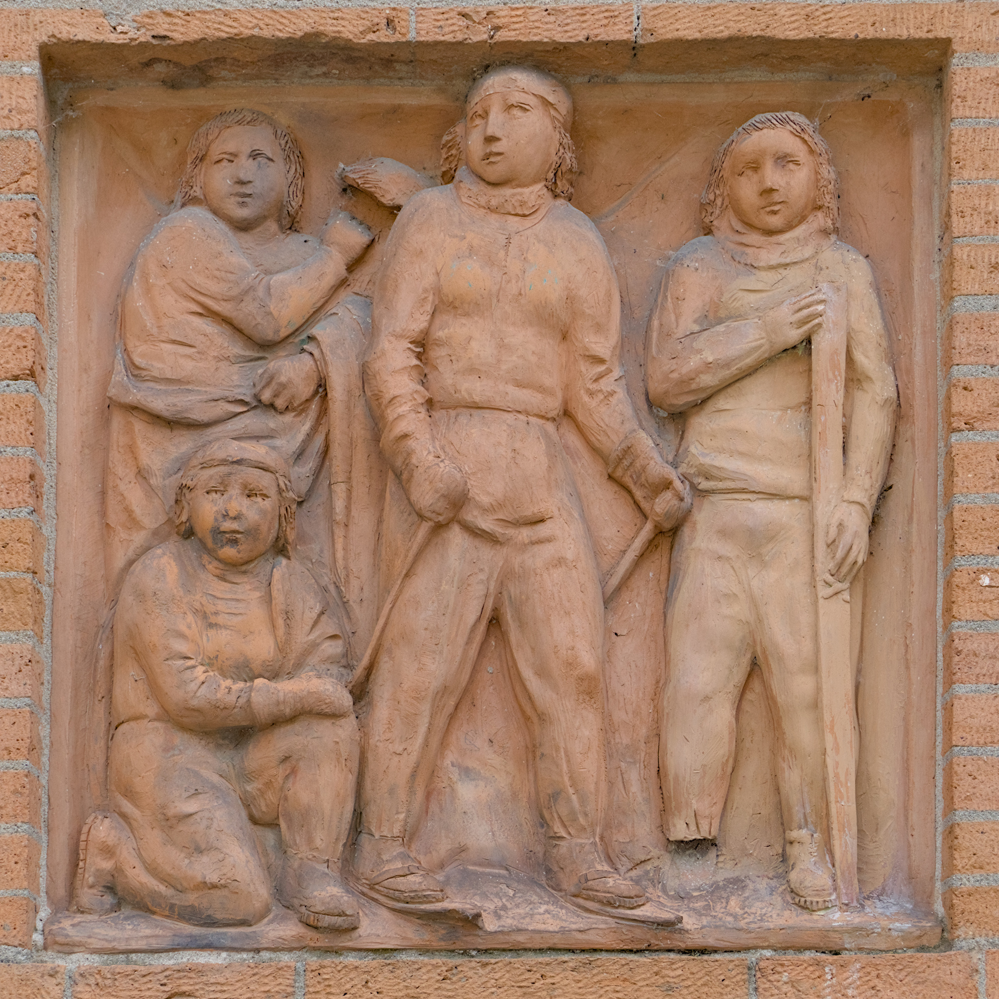 Autore non identificato [Paolo Boldrin?], formelle in cotto che contornano l’ingresso all’edificio ex Casa della Giovane Italiana di Padova in via Diaz (Francesco Mansutti e Gino Miozzo, 1933-34)
