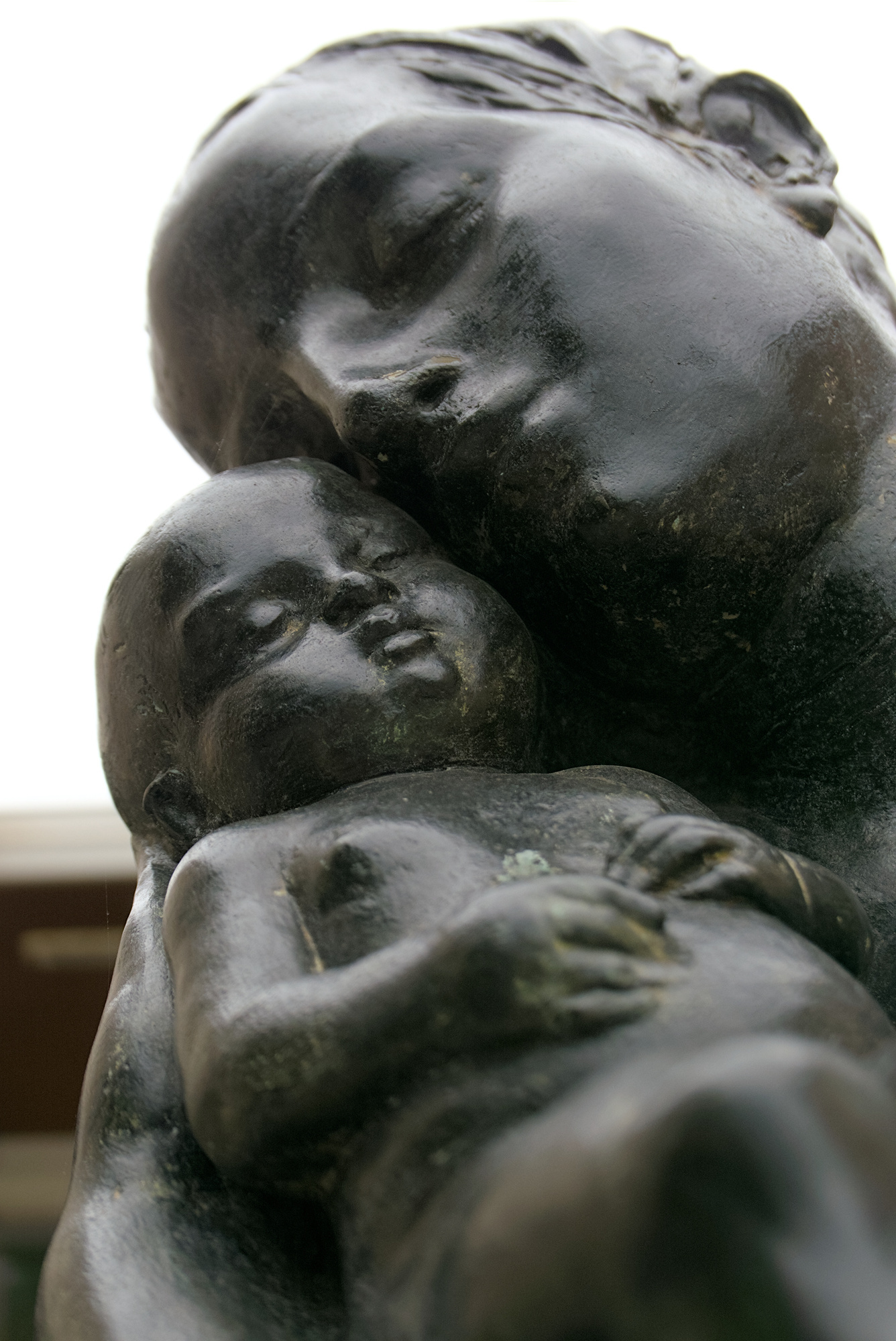 Amleto Sartori, *Maternità*, tuttotondo in bronzo, 1958, presso l’ingresso alla clinica ostetrico-ginecologica (Giulio Brunetta con Daniele Calabi, 1953-56). Un intervento incauto ha rivestito il bronzo naturale di una patina nerastra. Via Nicolò Giustiniani 3, Padova