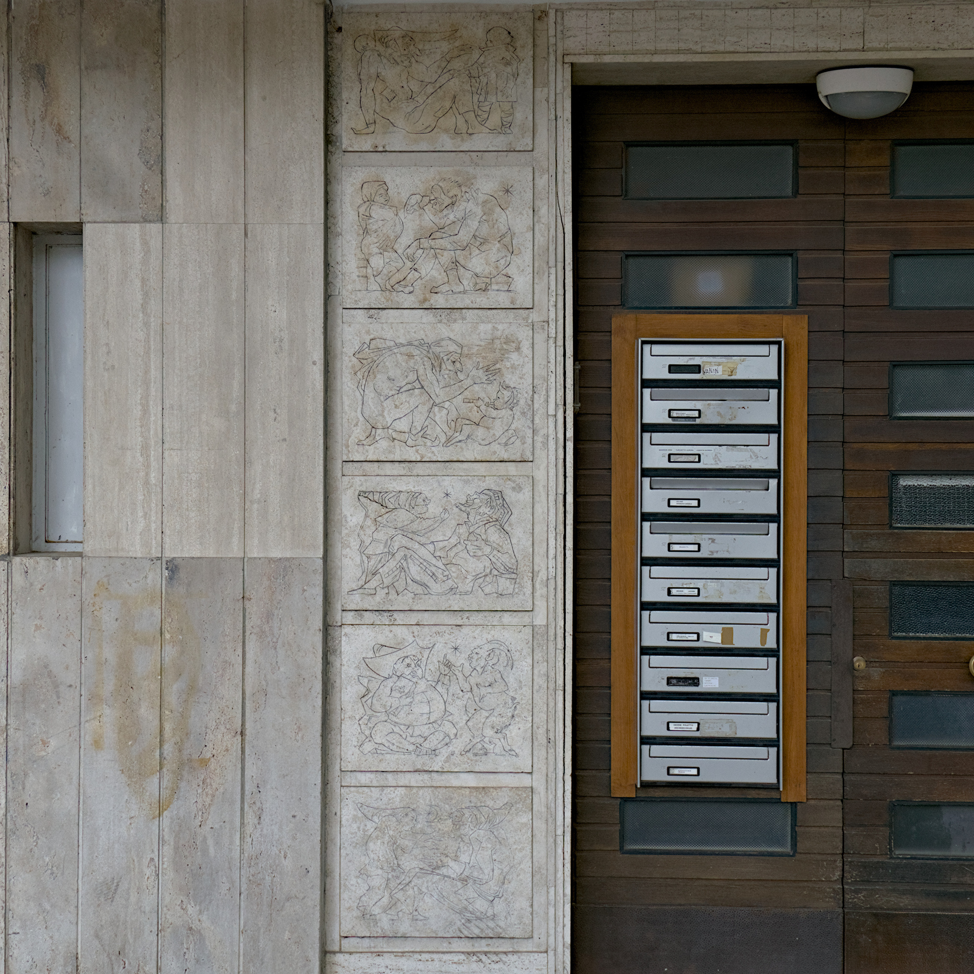 Amleto Sartori, graffiti su travertino con personaggi della commedia dell’arte, 1956, condominio (Giovanni Zabai e Gino Zardini, 1955-56), via Leonardo Loredan 34, Padova