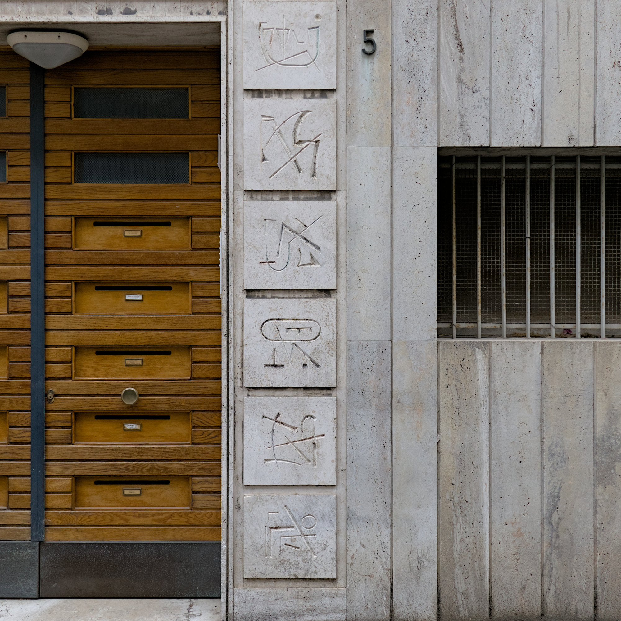 Autore non identificato, graffiti su travertino con segni astratti, condominio (Giovanni Zabai e Gino Zardini, 1955-56), via Tito Vanzetti 5, Padova