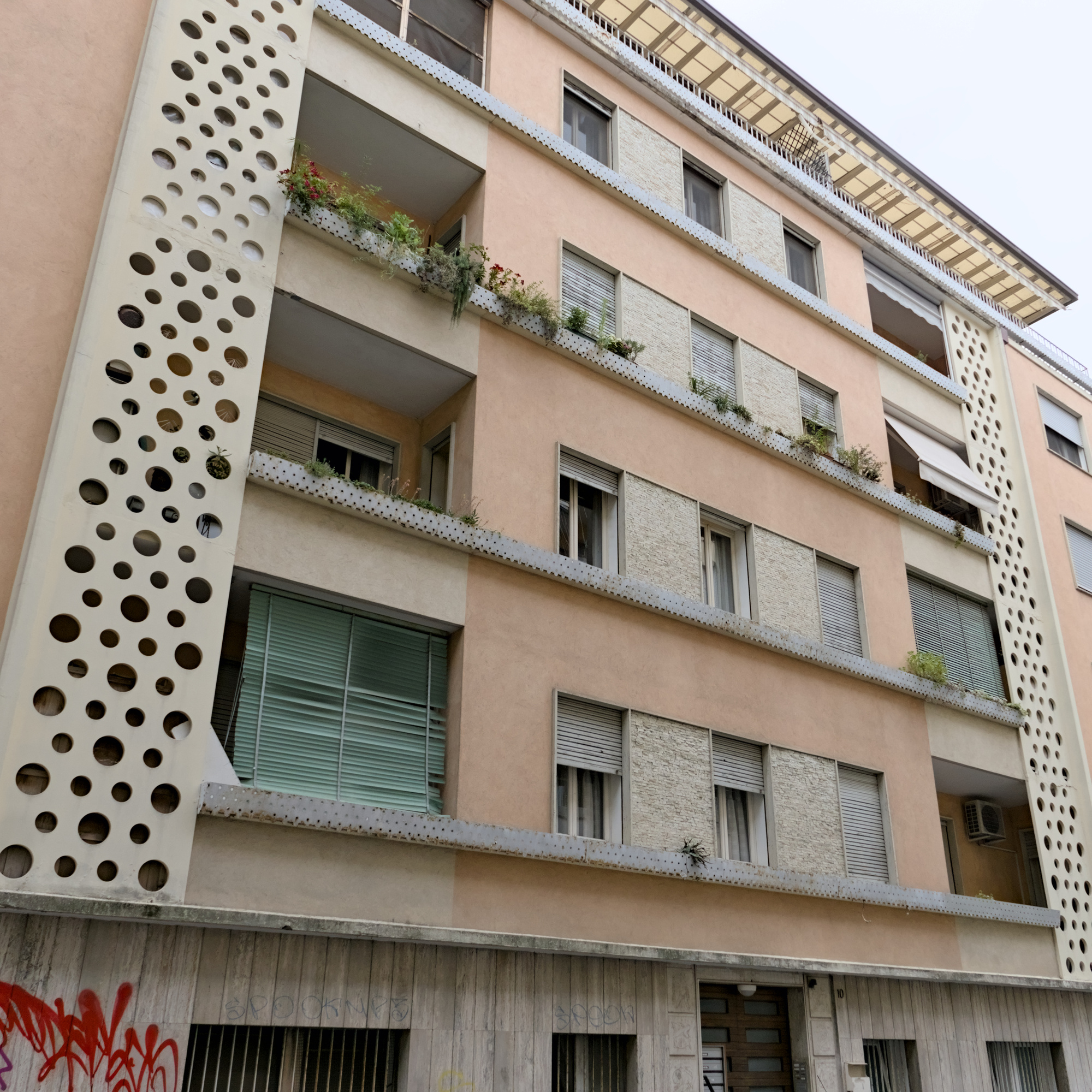 Vista dell'edificio di via Tito Vanzetti coi graffiti di Amleto Sartori, Padova