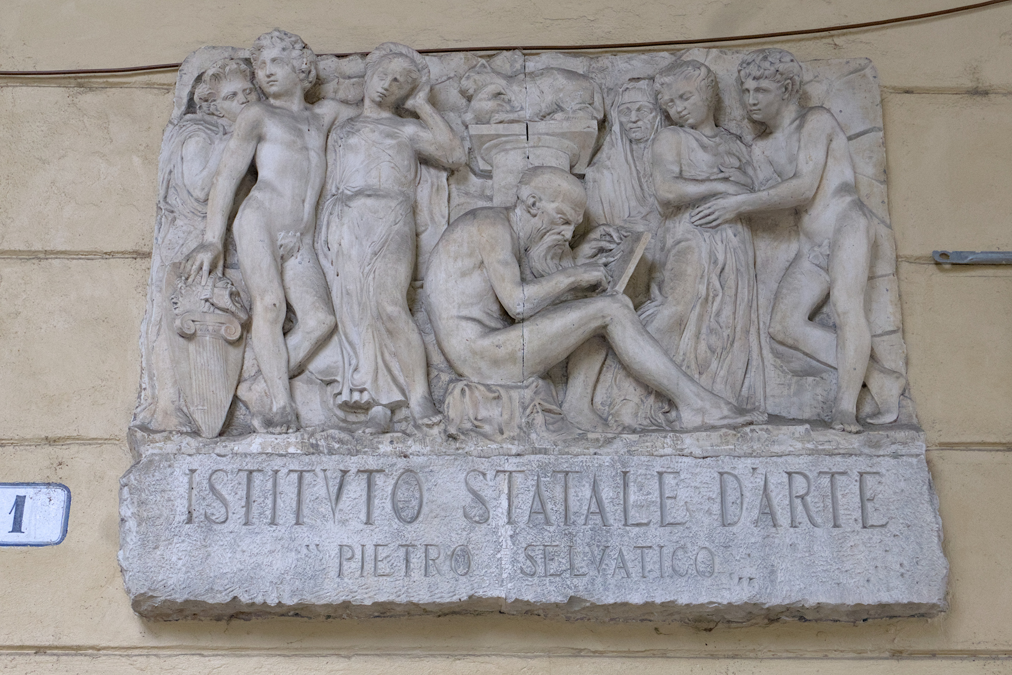 Amleto Sartori, figure allegoriche, altorilievo in gesso su base in pietra di Vicenza, 1945-1946, Largo Egidio Meneghetti, Padova