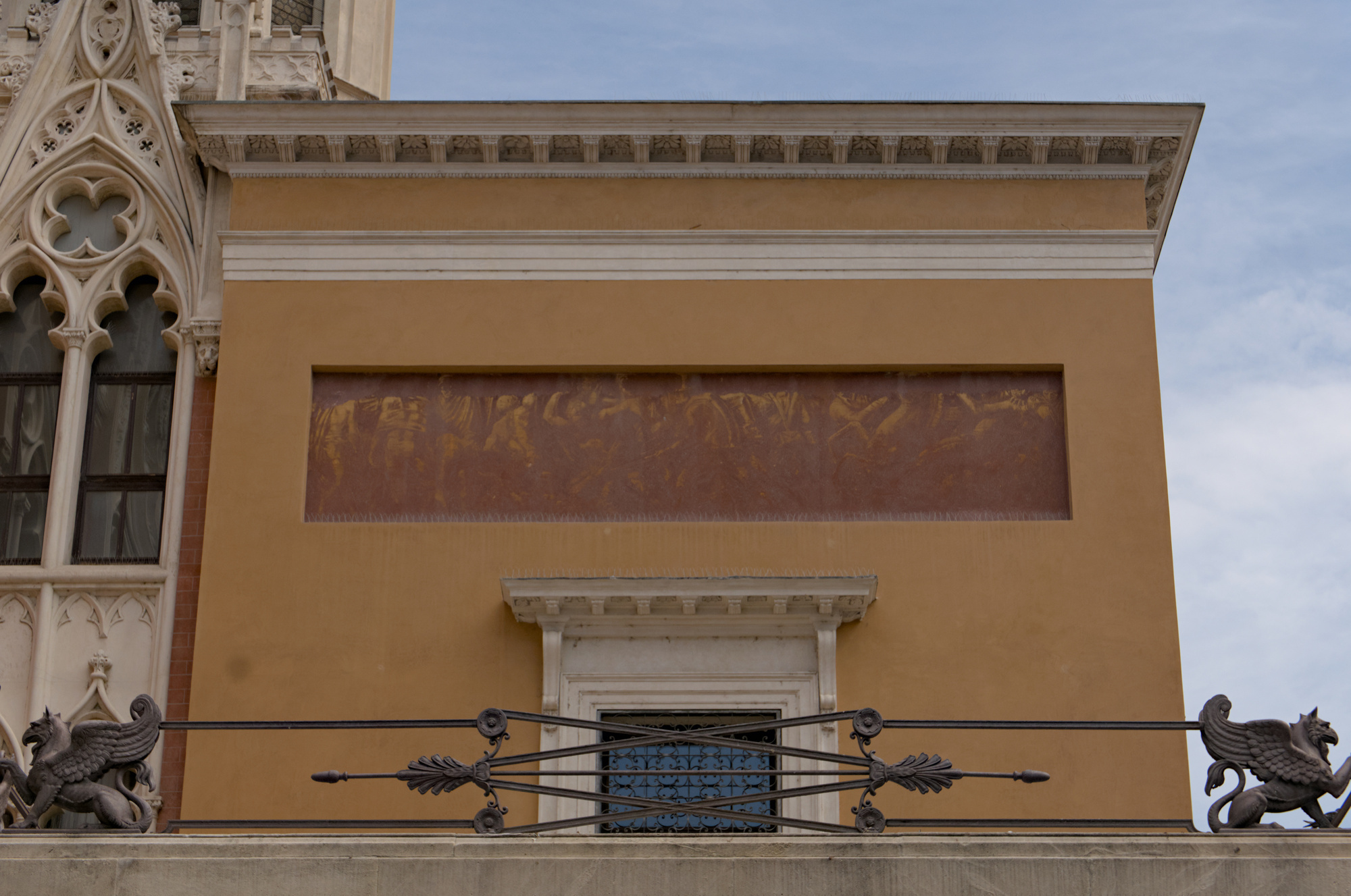 Amleto Sartori, *La rivolta dell'8 febbraio 1848*, graffito a sanguigna su intonaco, 1950. Delle tre decorazioni ai lati sud e nord del Caffè Pedrocchi, questa è l'unica a mala pena leggibile (le due poste a settentrione erano di Fulvio Pendini). Via VIII Febbraio 15, Padova