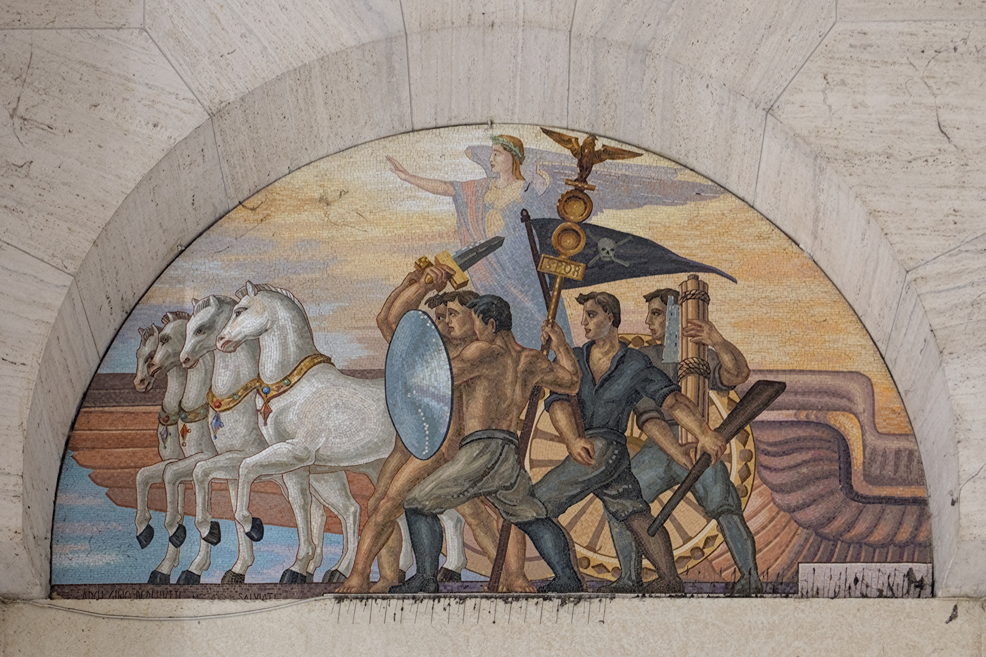 Gino Peressutti (Vetreria Salviati, realizzazione), decorazione a mosaico, 1936-38. Sotto l'opera un'iscrizione riportava un passaggio dal 'discorso dell'impero' di Benito Mussolini: *Il popolo italiano ha creato col suo sangue l’impero. Lo feconderà col suo lavoro e lo difenderà contro chiunque con le sue armi*. Sottoportico di palazzo INPS (Gino Peressutti, 1934-38), via Verdi all'altezza del civico 14, Padova