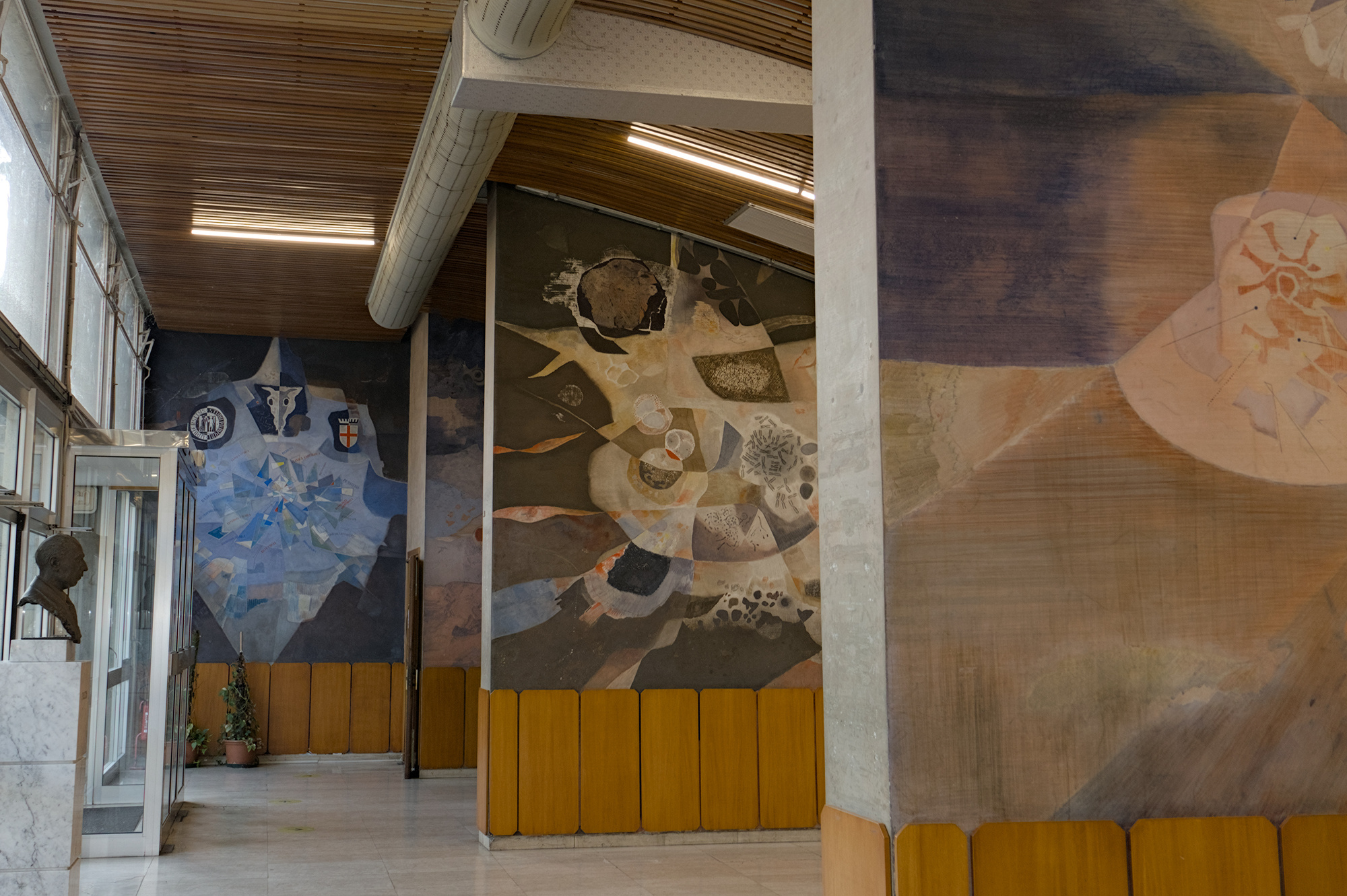 Gino Morandi (Morandis), pittura parietale, 1964-66, atrio del policlinico universitario (Giulio Brunetta, 1957-61), via Giustiniani 2, Padova