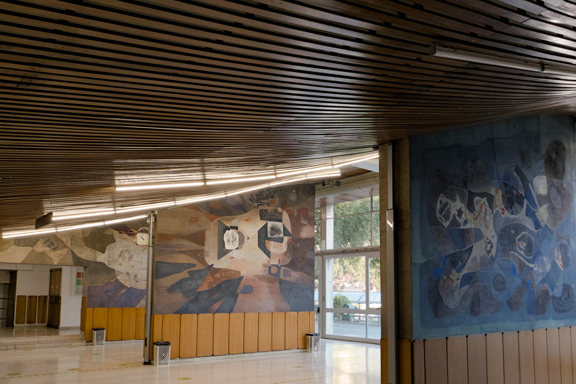 Gino Morandi (Morandis), pittura parietale, 1964-66, atrio del policlinico universitario (Giulio Brunetta, 1957-61), via Giustiniani 2, Padova
