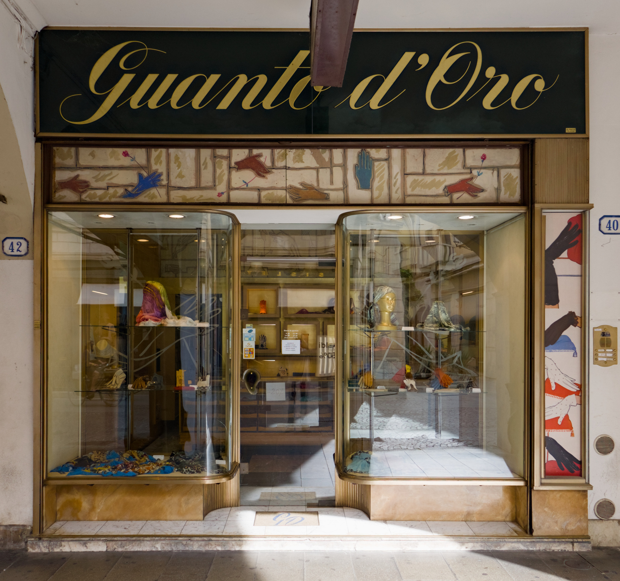 Negozio Guanto d'Oro, via Roma 40, Padova
