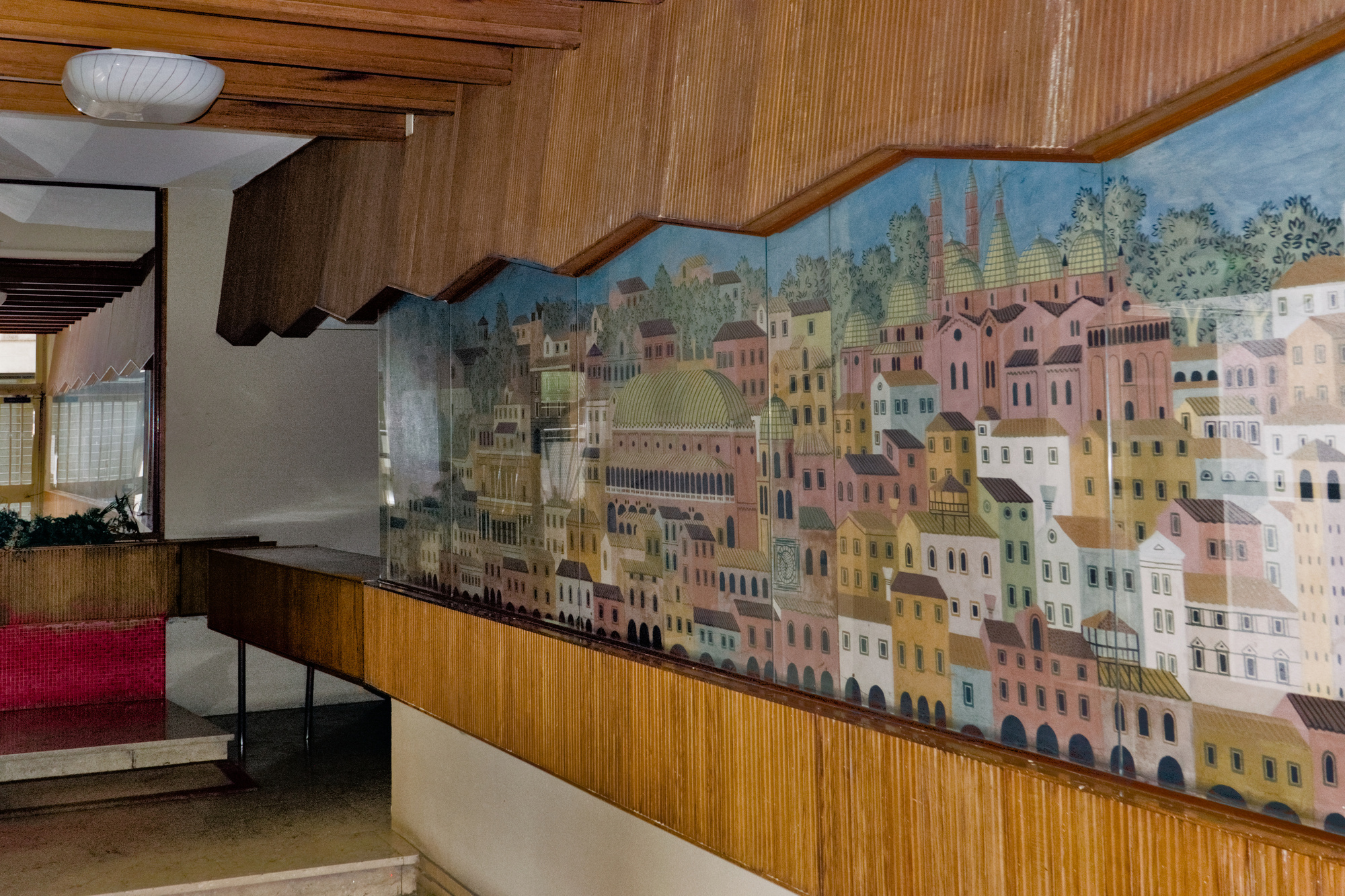 Fulvio Pendini, grande pannello dipinto, 1958, androne del palazzo al civico 100 di via Beato Pellegrino, complesso edilizio (Raoul Pillepich e Gino Rossi, 1955-58), Padova