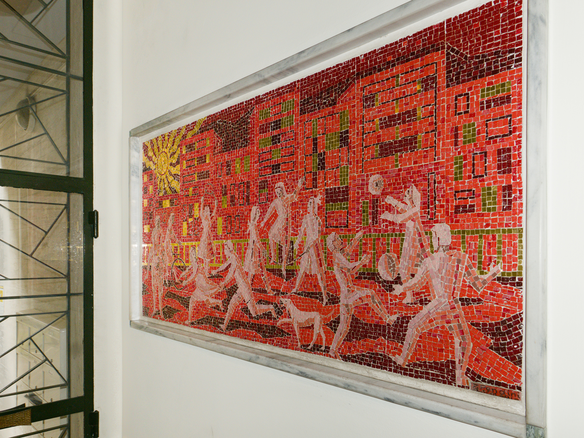 Fulvio Pendini (realizzazione: Arte Vetraria Scolari), pannello a mosaico all'ingresso del condominio in via Beato Pellegrino 96, complesso edilizio (Raoul Pillepich e Gino Rossi, 1955-58), Padova