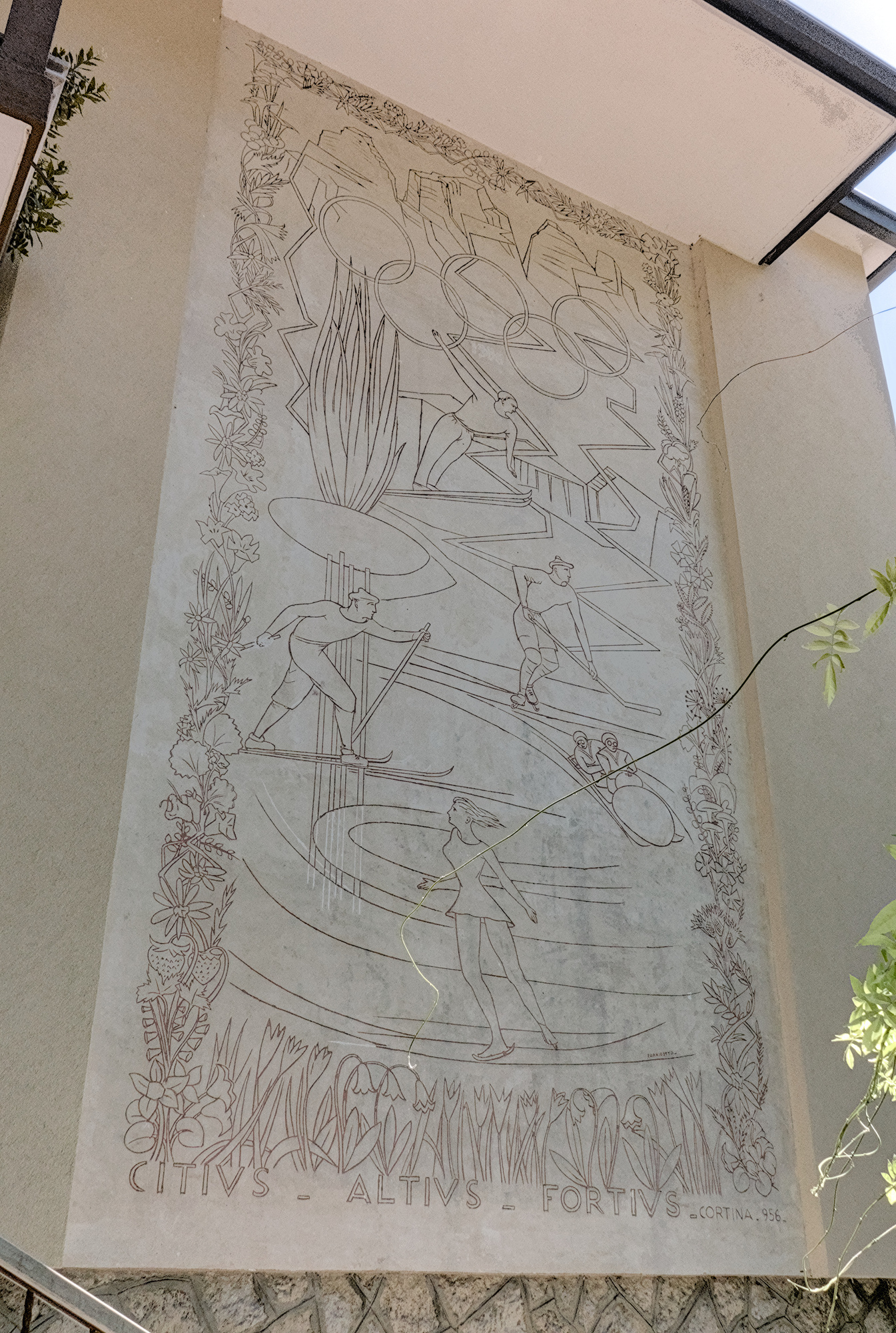 Enrico Parnigotto, decorazione murale dedicata alle Olimpiadi invernali di Cortina, 1956. Iscrizione: *CITIUS - ALTIUS - FORTIUS - CORTINA.956* via Aosta 31, Padova