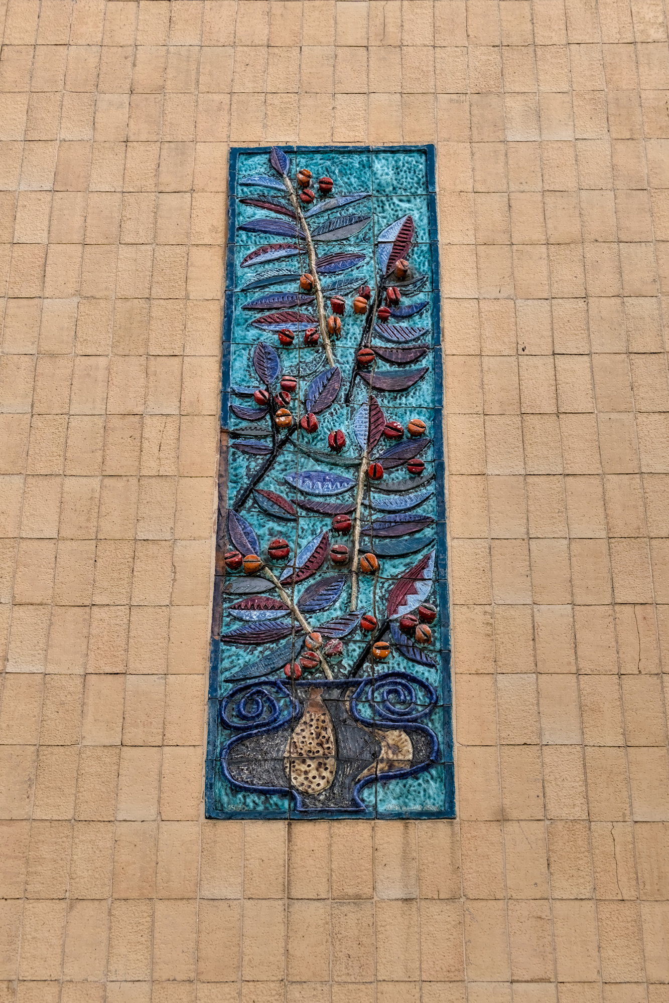 Elio Schiavon [firma: 'G. Paolo Pagin'. L'attribuzione a Elio Schiavon è fatta su comunicazione a voce del figlio Luca Schiavon e su curriculum autografo di Elio Schiavon], pannello esterno in maiolica raffigurante la pianta del caffè, 1960, parete dell'edificio ex torrefazione Vescovi (Alberto Gargnani, 1959-60), piazzale di Porta Savonarola, Padova