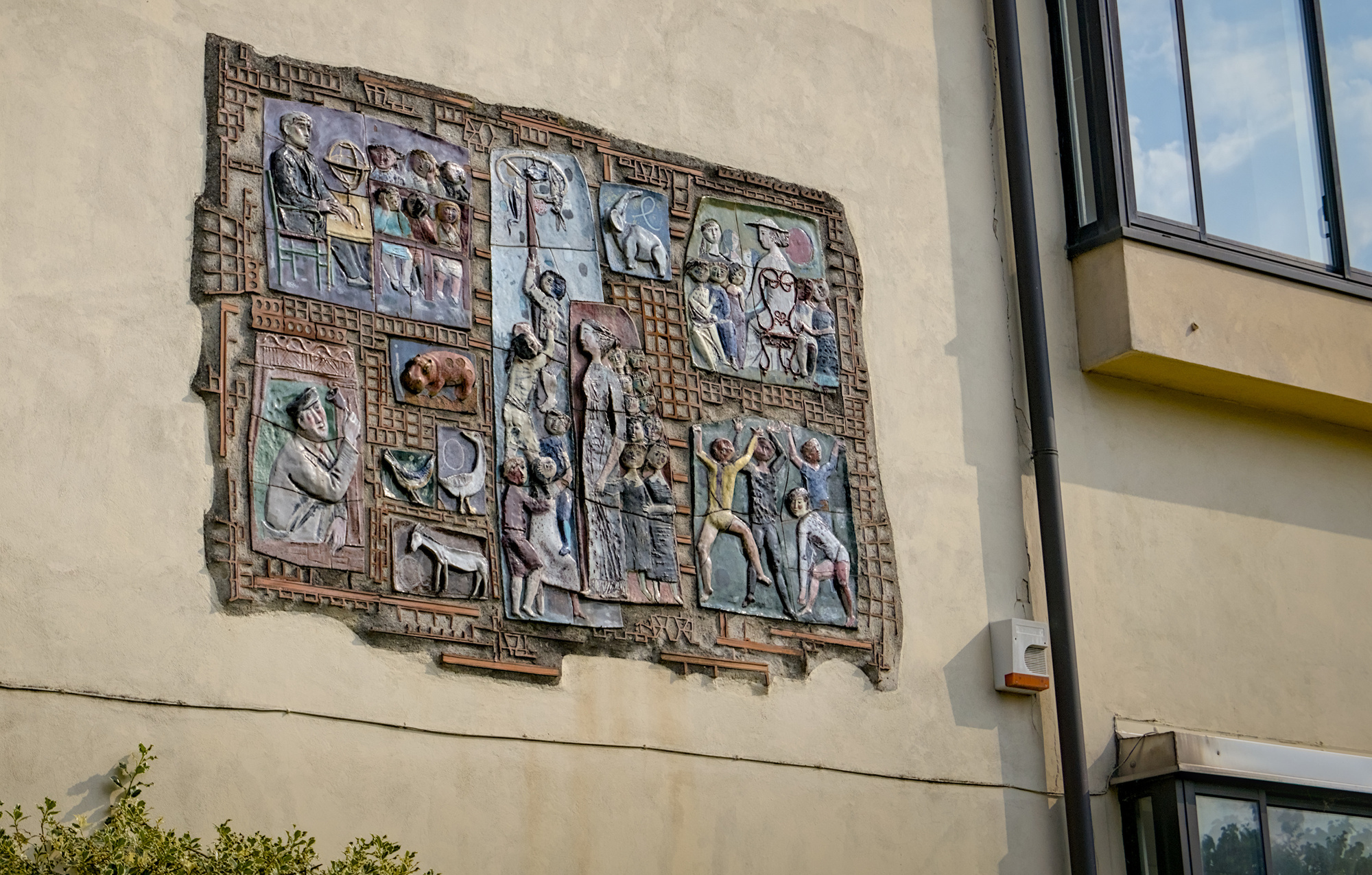 Nerino Negri e Antonio Ferro, pannello murale in ceramica policroma, 1957, via Dignano 1, Padova - Scuola Muratori (Sergio Pasqualotto, 1957)
