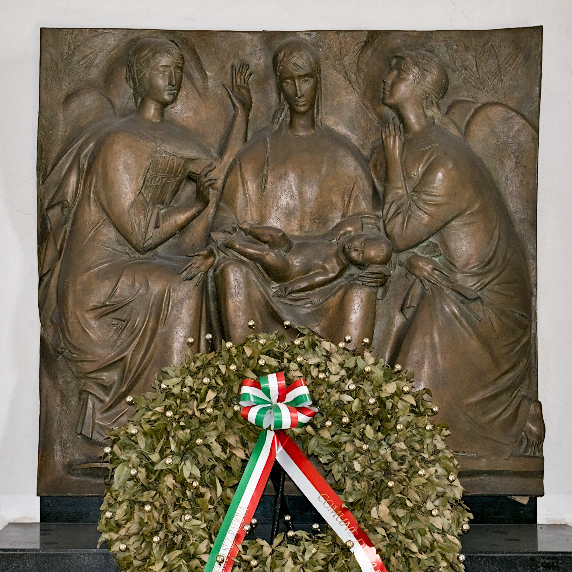 Nerino Negri, *Pietà*, altorilievo in bronzo fuso dedicato ai caduti civili, 1960, Via Niccolò Tommaseo 47, Padova - Tempio della Pace